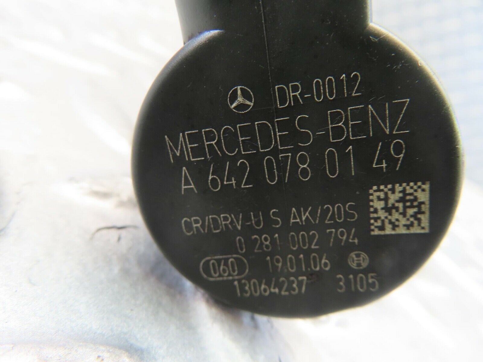 11208 Mercedes-Benz W221 S320 Fuel Rail Left Side With Pressure Sensor