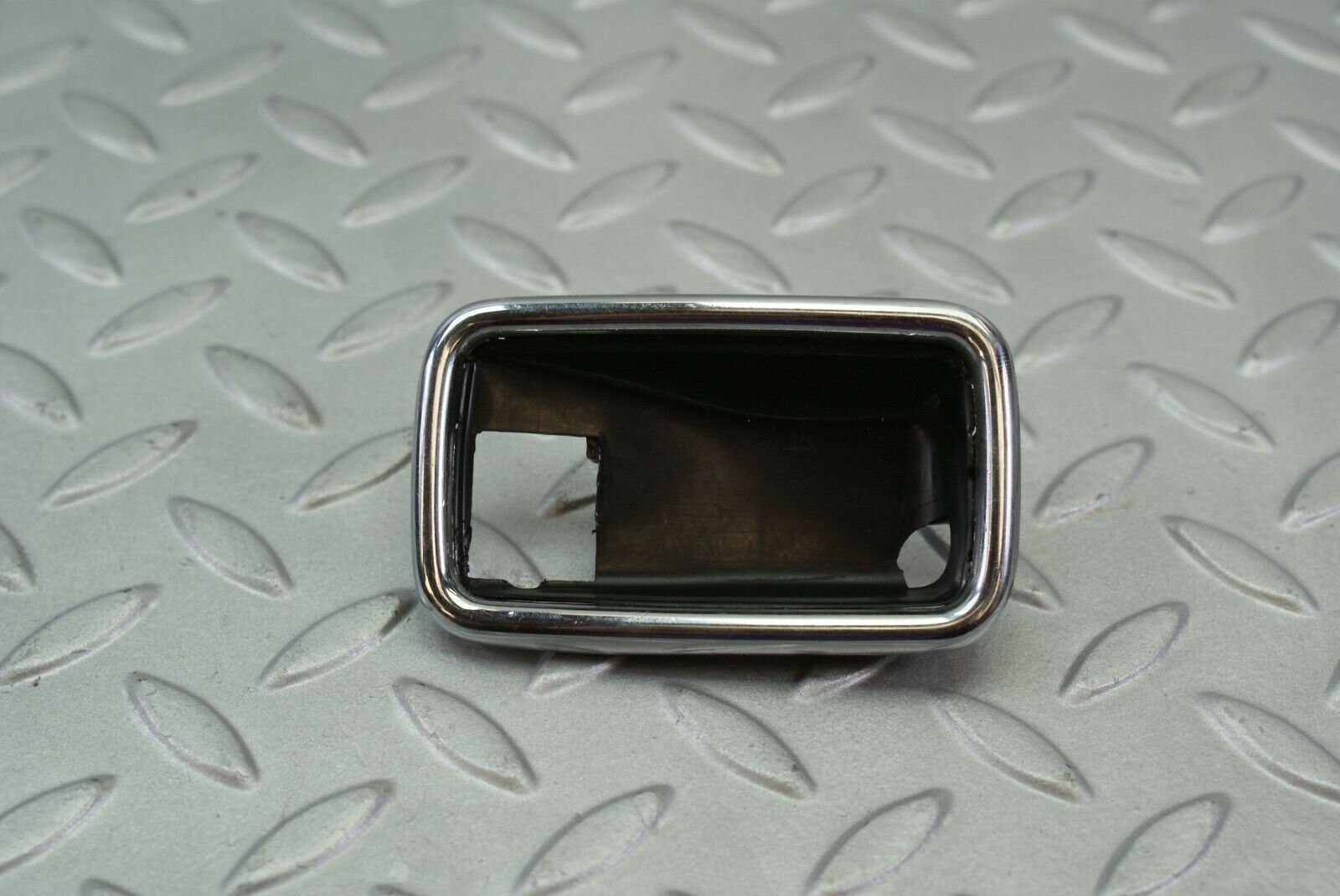 3183 Mercedes-Benz W115 220D Chrome Frame For Door Handle Left 1087660511