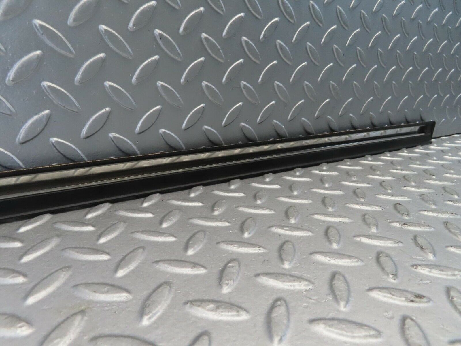 11044 Mercedes-Benz W123 Front Left Door Centre Moulding Trim