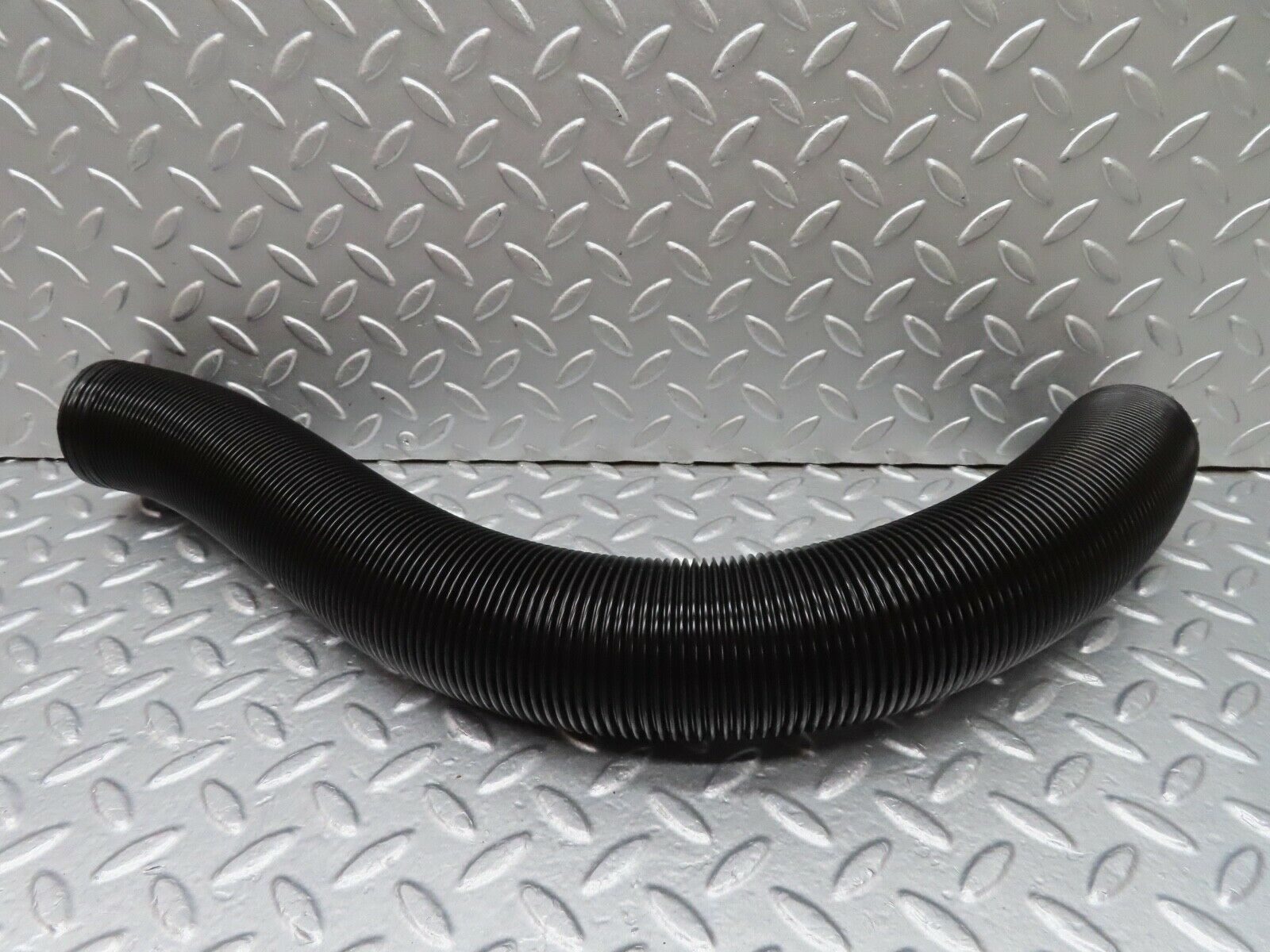 17919 Mercedes-Benz W123 200 Air Duct Pipe Hose