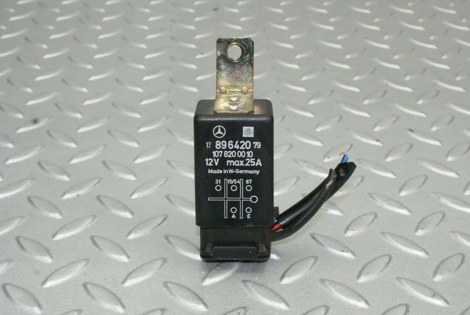 2512 Mercedes-Benz W116 350SE Rear Heated Window Relay 1078200010