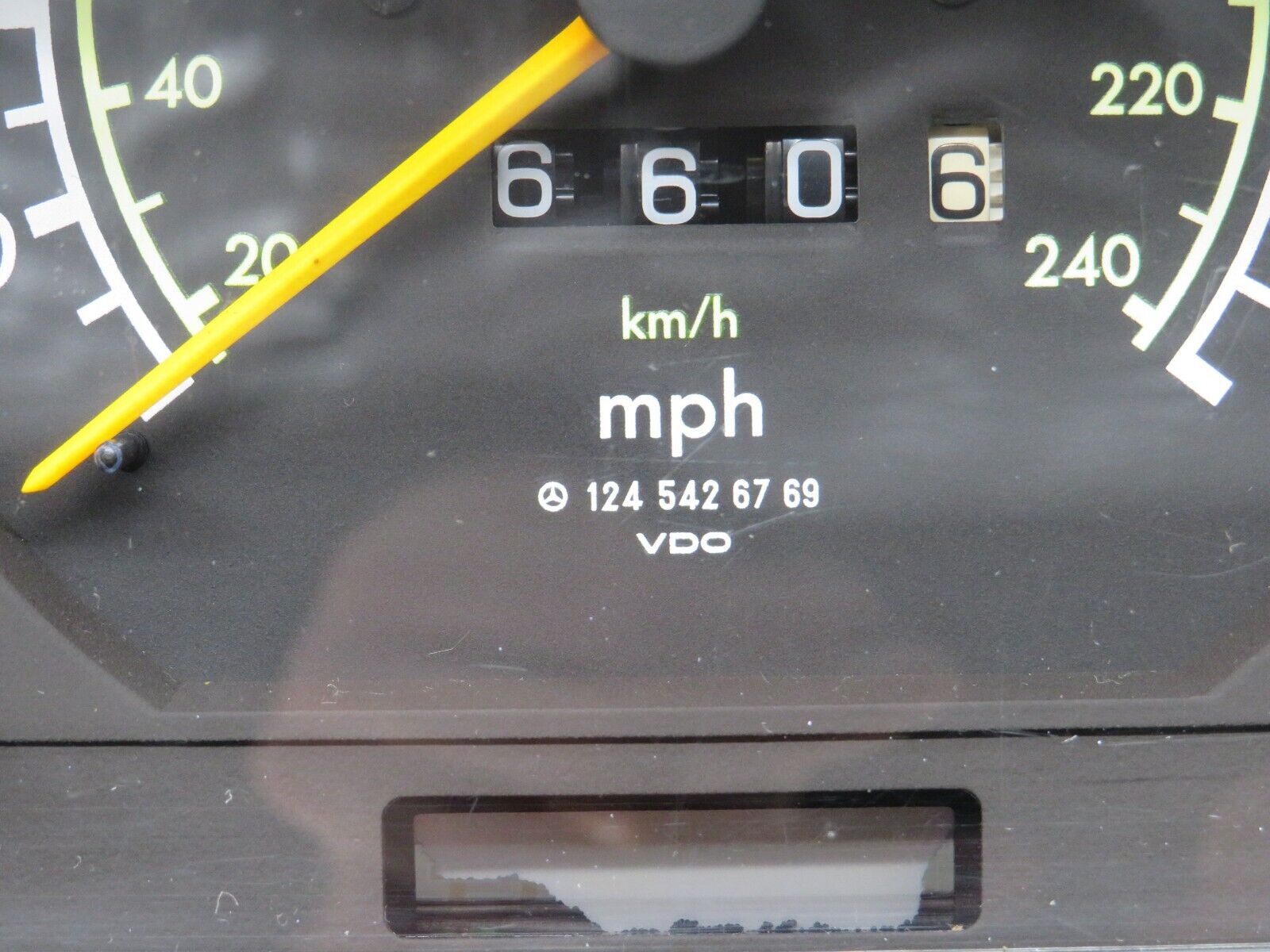 31490 Mercedes-Benz S124 220TE Wagon Instrument Cluster 1244400447 1245426769