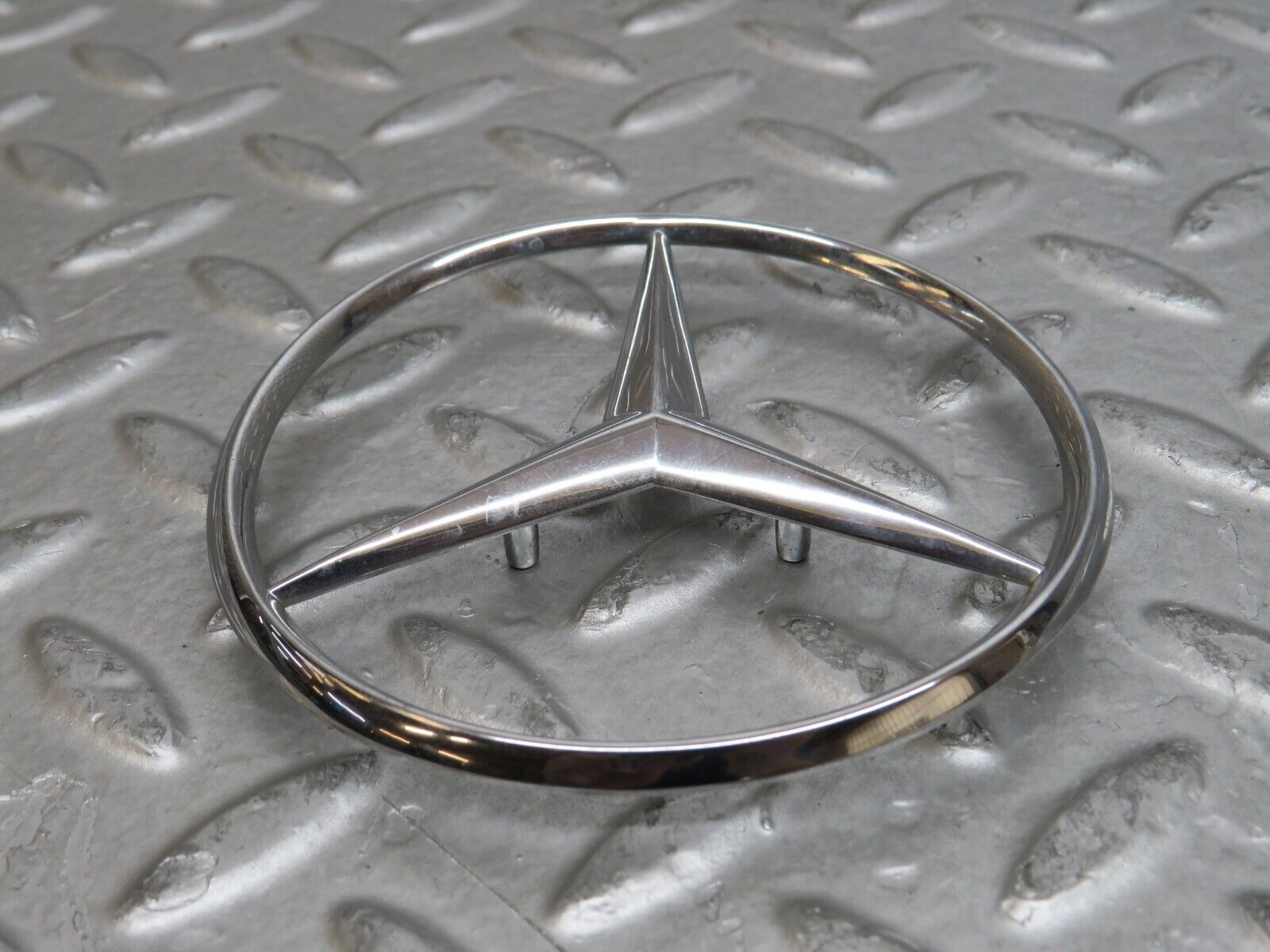 29473 Mercedes-Benz W124 230E Chrome Rear Emblem 2017580058