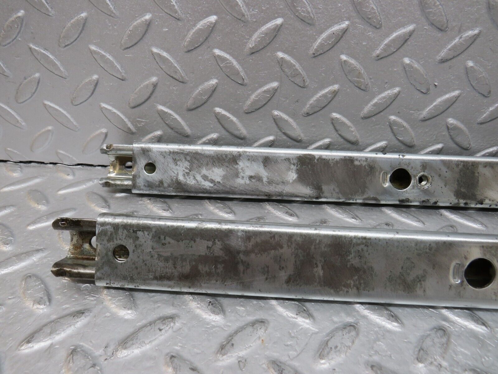 37082 Mercedes-Benz C126 420SEC Coupe Front Right Seat Rail Pair