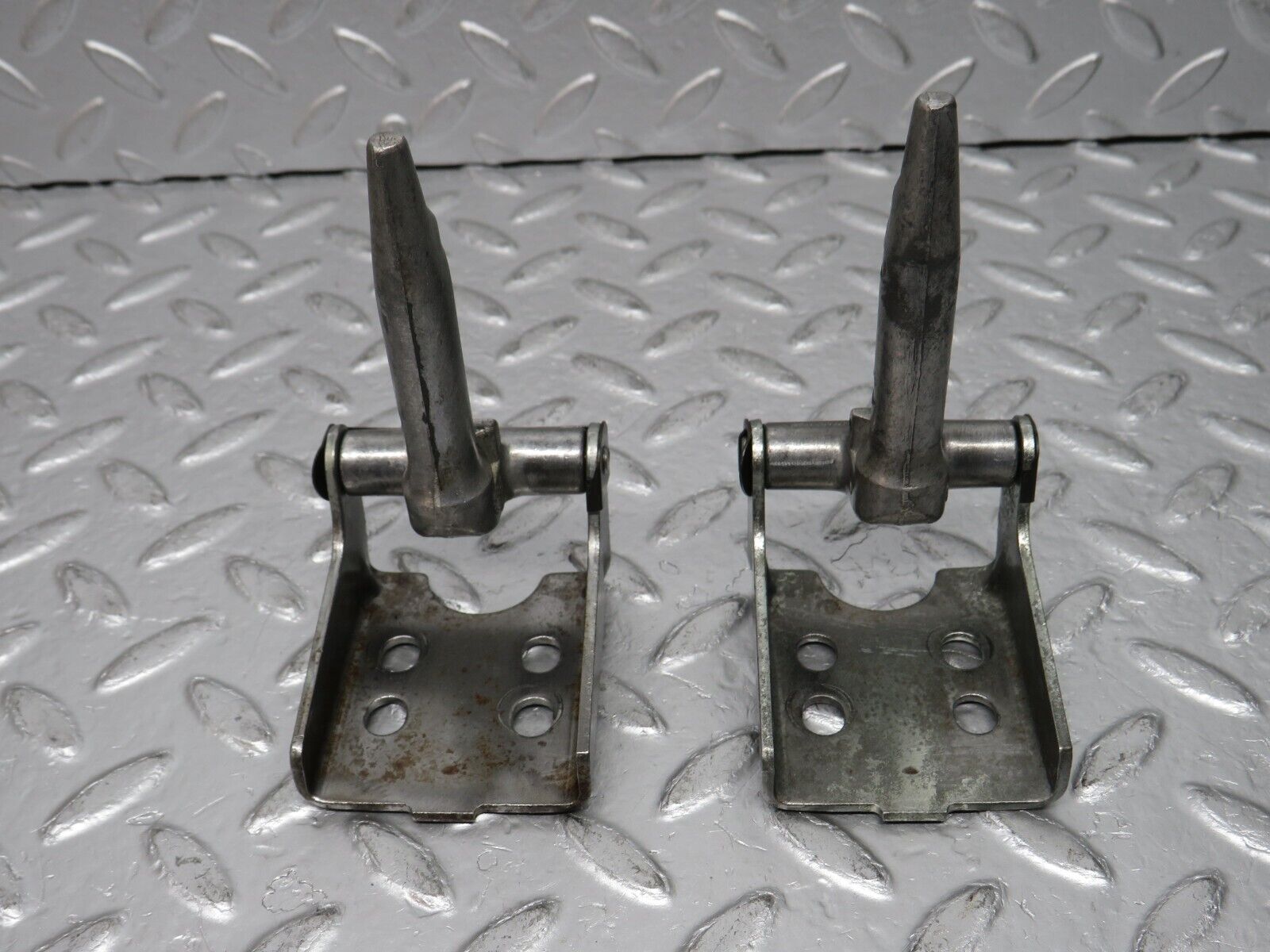 32556 Mercedes-Benz S124 300TE Wagon Rear Seat Hinge