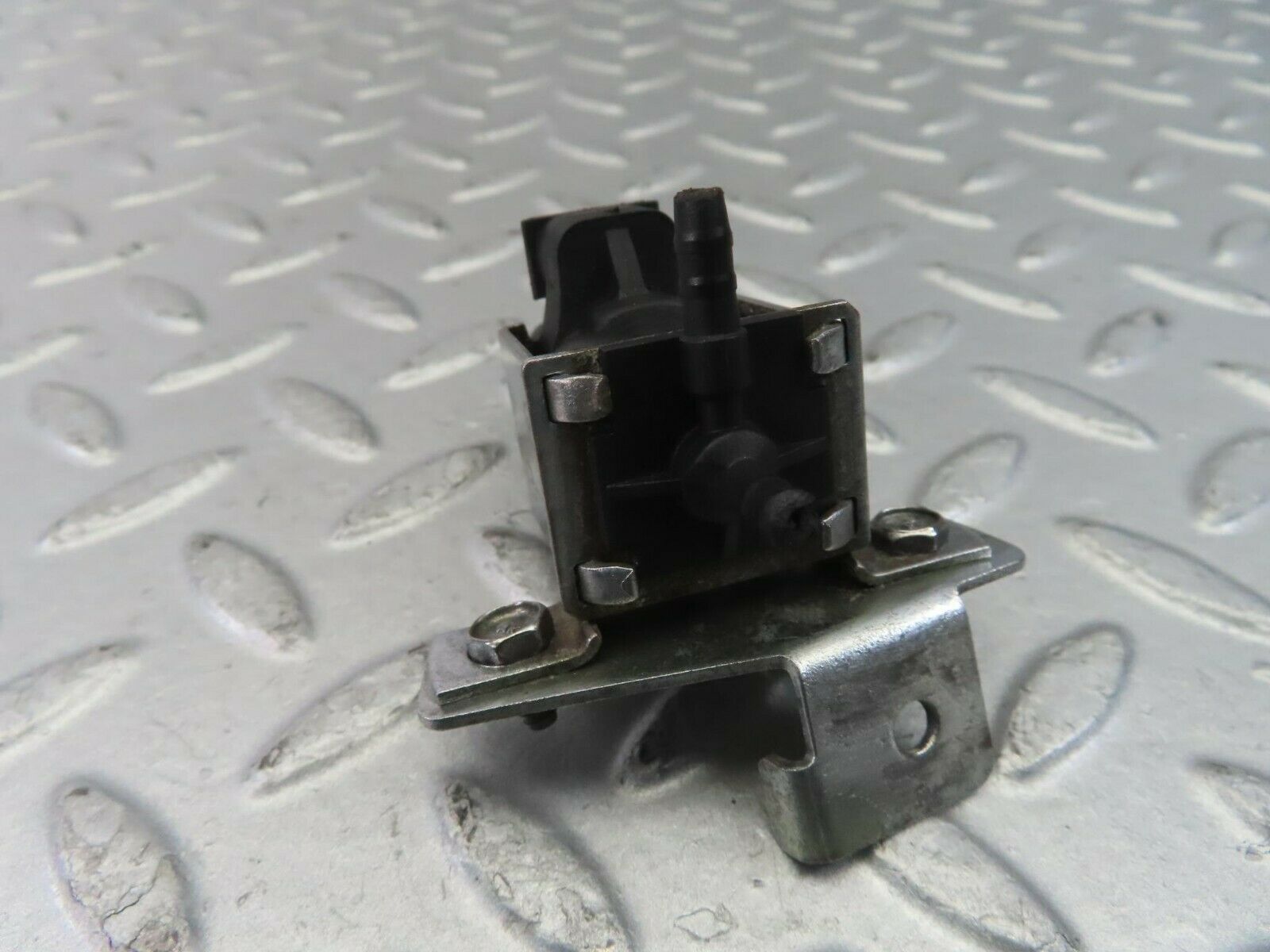 10393 Mercedes-Benz W201 190E Vacuum Control Valve Pierburg 0015407097