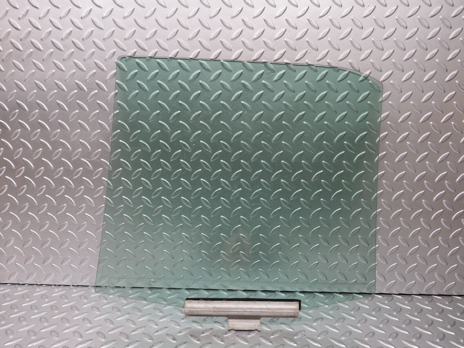 25132 Mercedes-Benz W201 190D Rear Right Door Window Glass