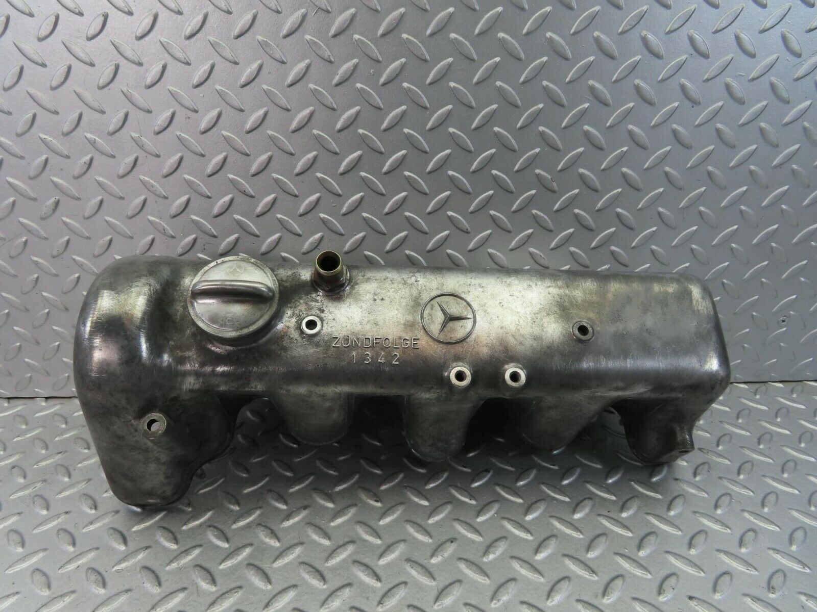 8681 Mercedes-Benz W115 Cylinder Head Valve Cover 6150160105