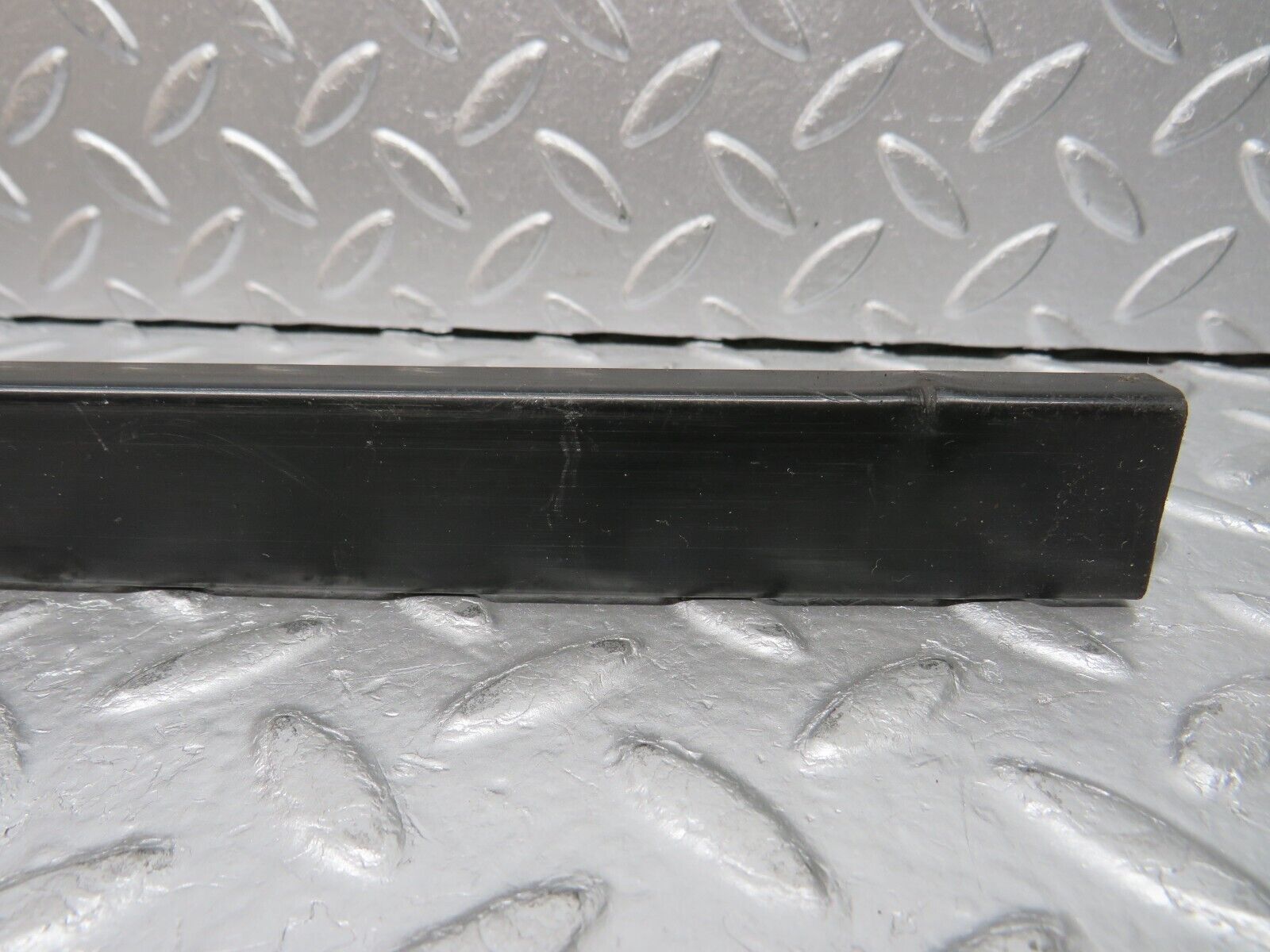 0095 Mercedes-Benz W116 350SE Seat Belt Runner Left