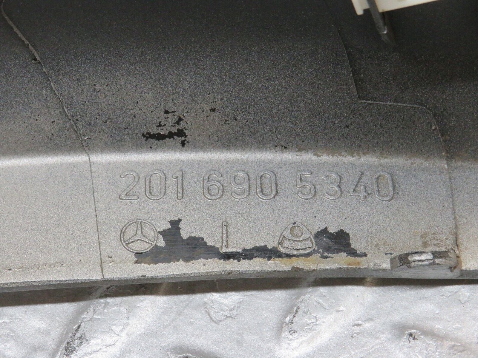 36452 Mercedes-Benz W201 190E 2.0L Front Left Fender Wing Moulding Trim 2016905340