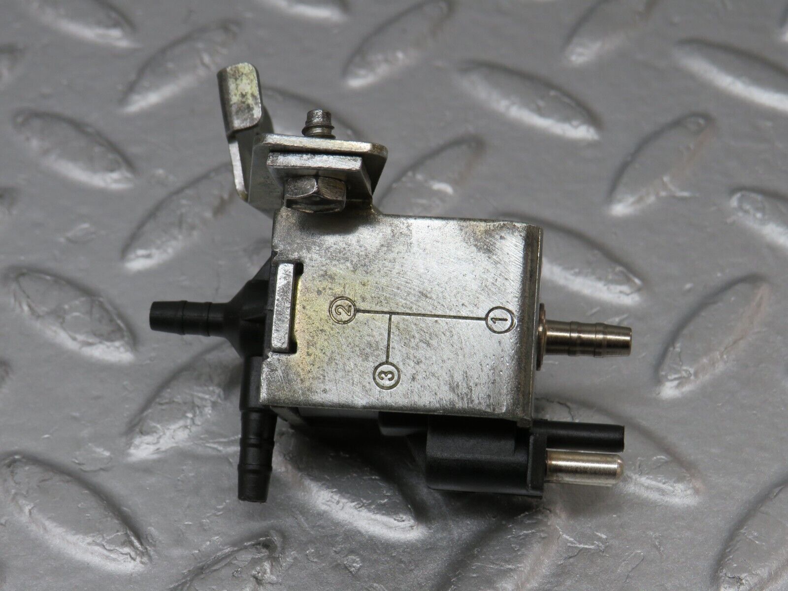 36583 Mercedes-Benz W201 190E 2.0L Vacuum Control Valve 0015408697