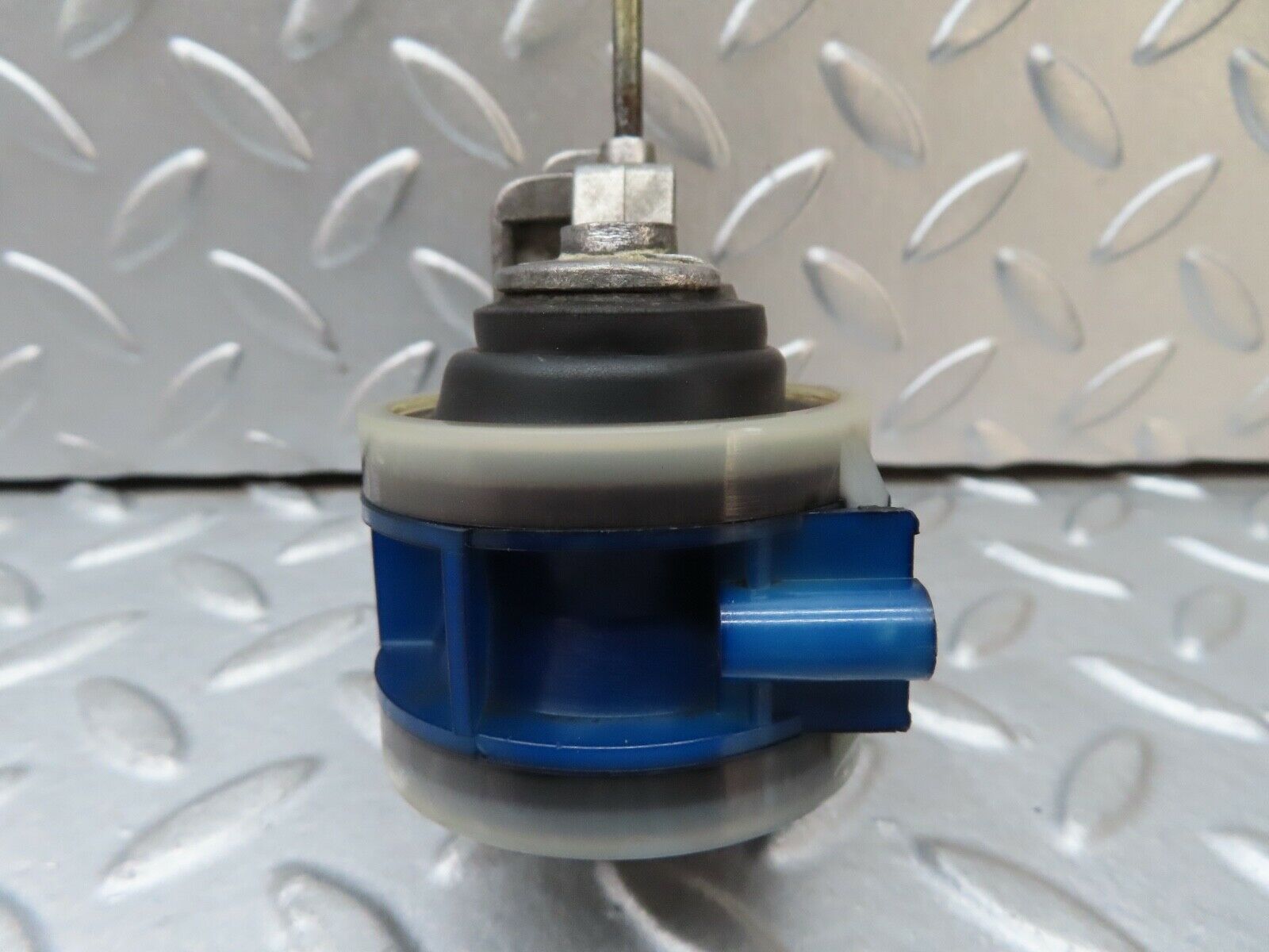 17561 Mercedes-Benz W116 450SEL Front Left Door Lock Vacuum Actuator