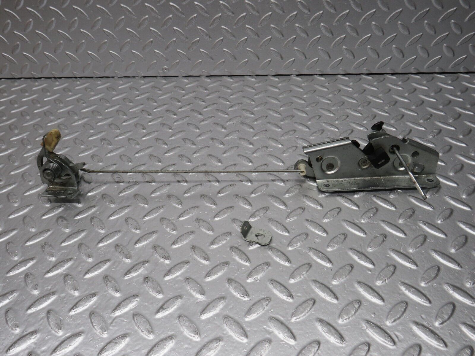 32562 Mercedes-Benz S124 300TE Wagon Rear Right Seat Bench Locking Mechanism