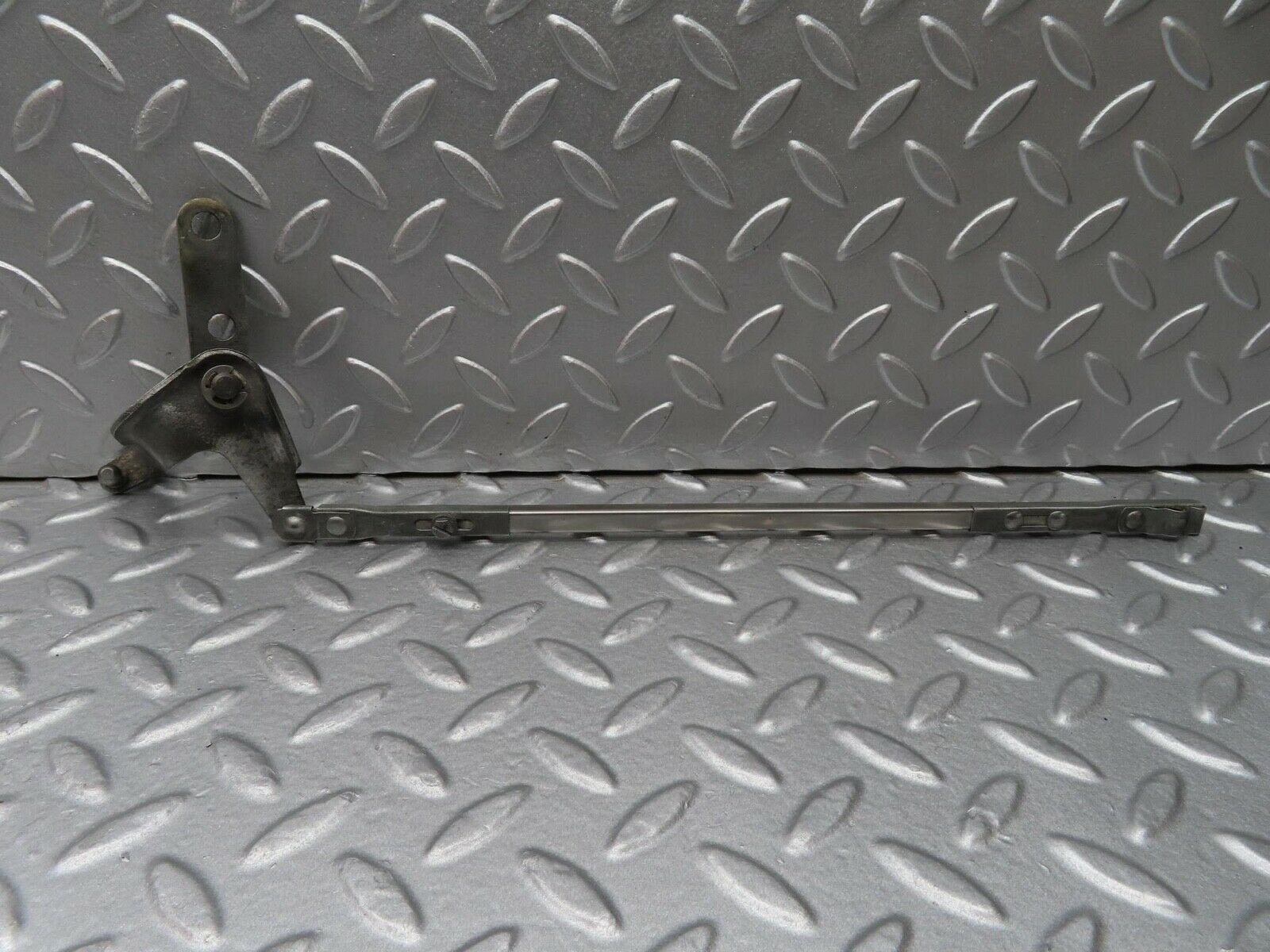 14059 Mercedes-Benz C107 280SLC Throttle Linkage