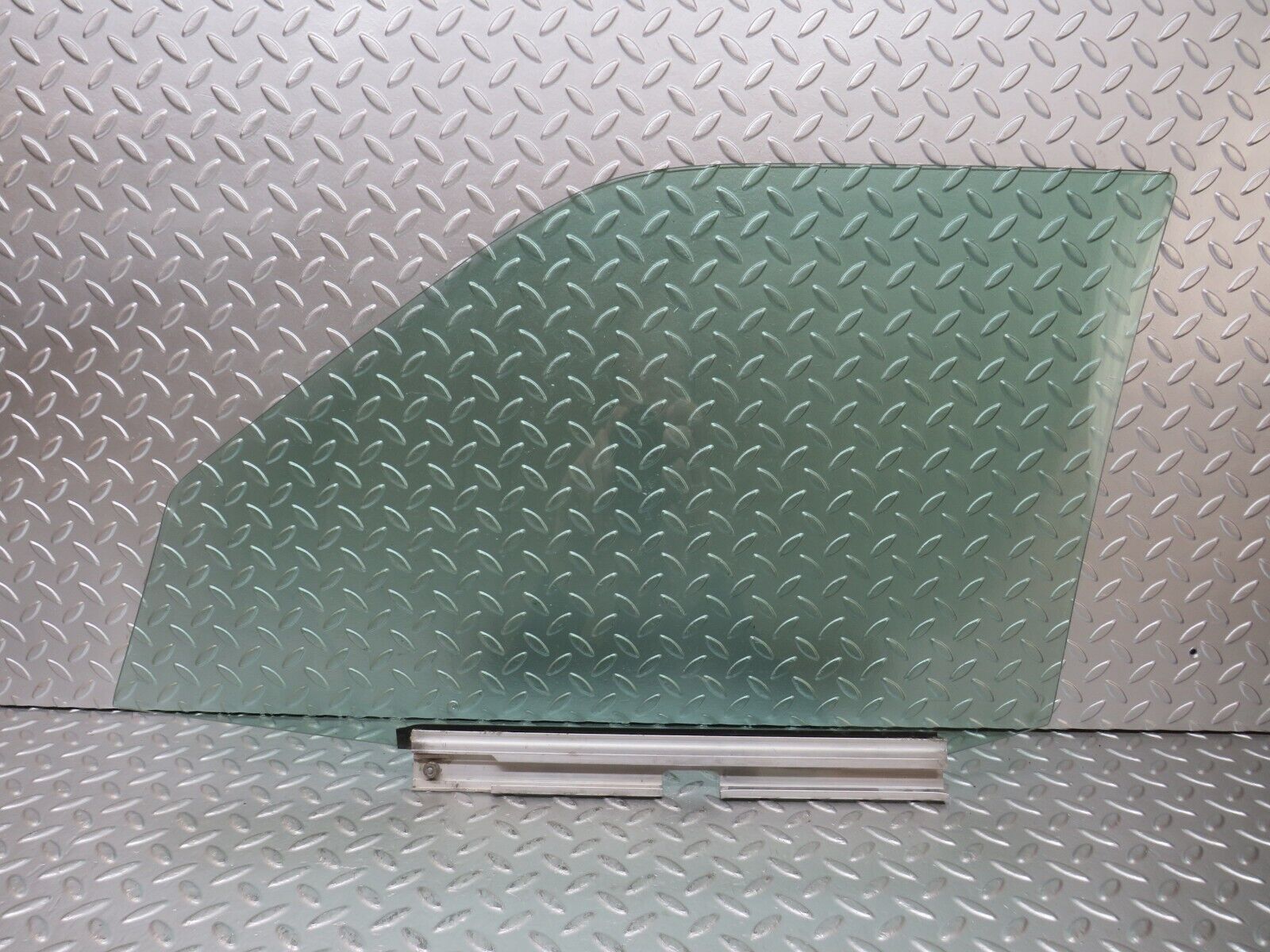 25147 Mercedes-Benz W201 190D Front Right Door Window Glass