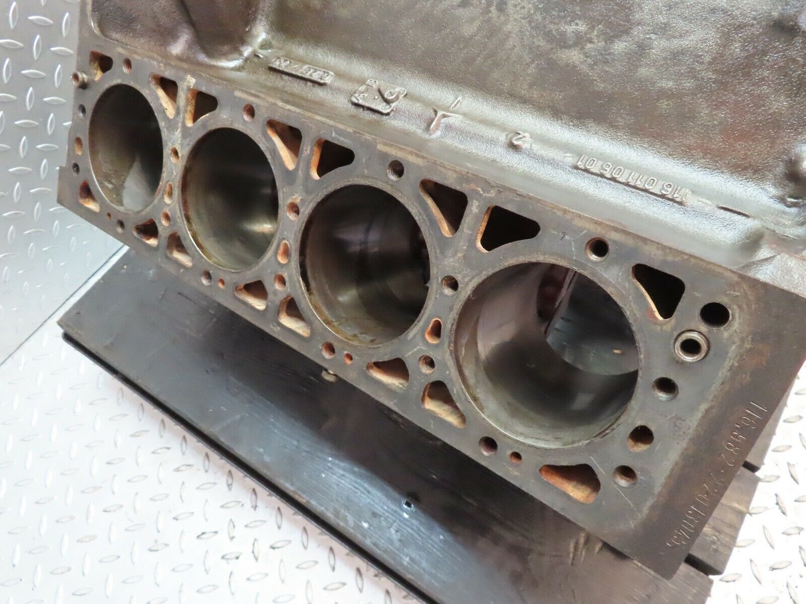 7562 Mercedes-Benz C107 350SLC Coupe Engine Block 1160110601 M116.982