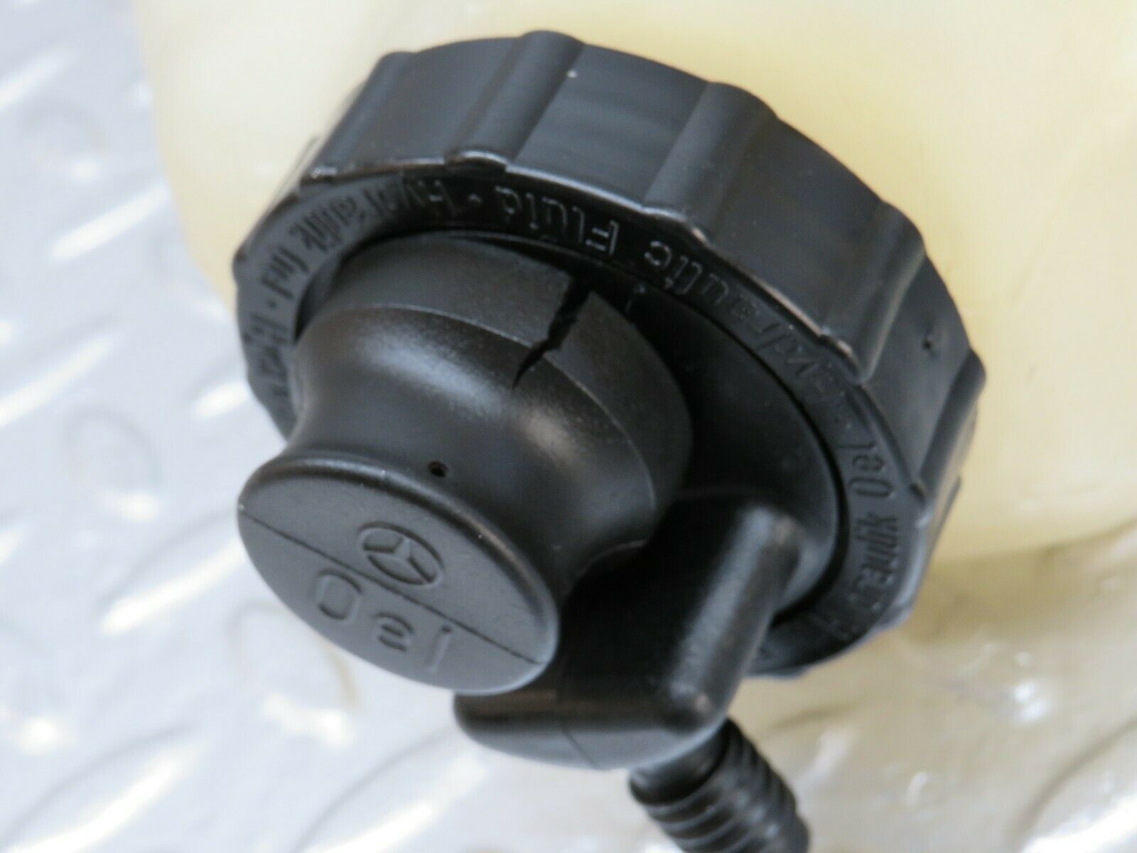 24381 Mercedes-Benz S124 220TE Hydraulic Suspension Fluid Reservoir 0009899103