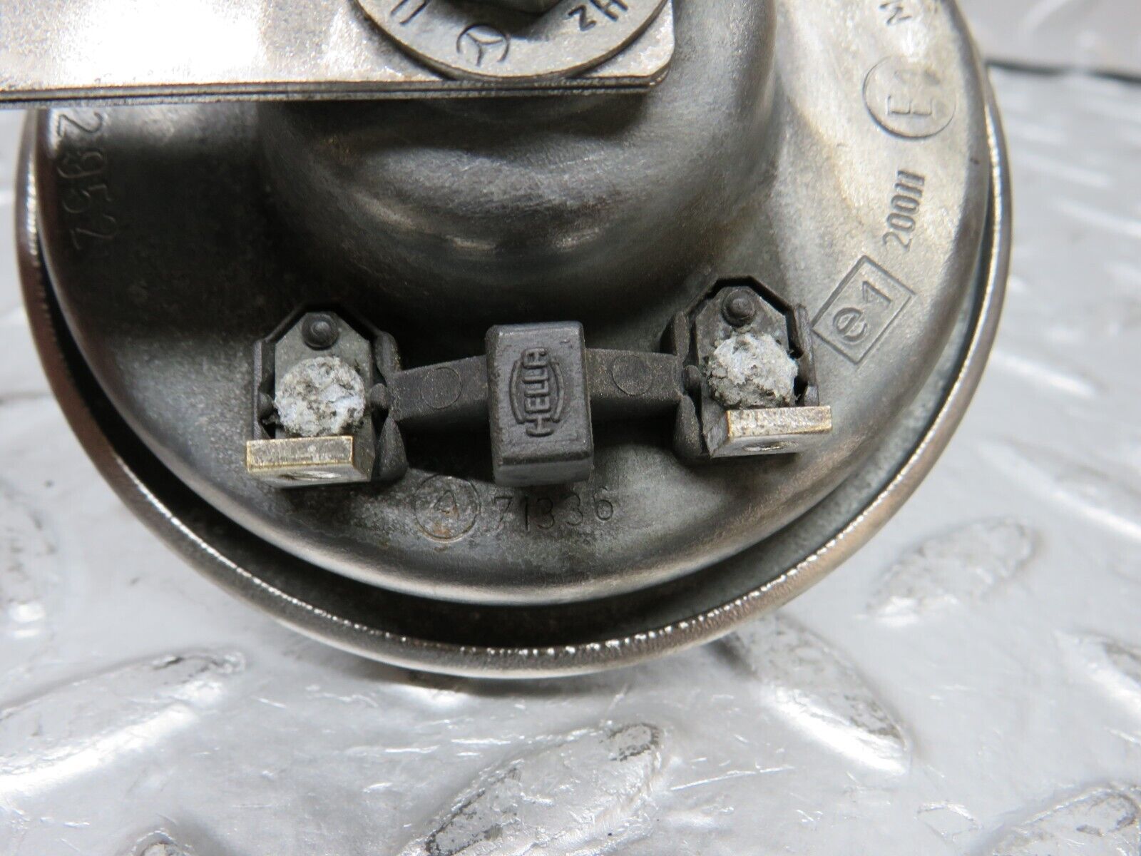 30618 Mercedes-Benz W201 190E 2.0L Horn Hella 002952