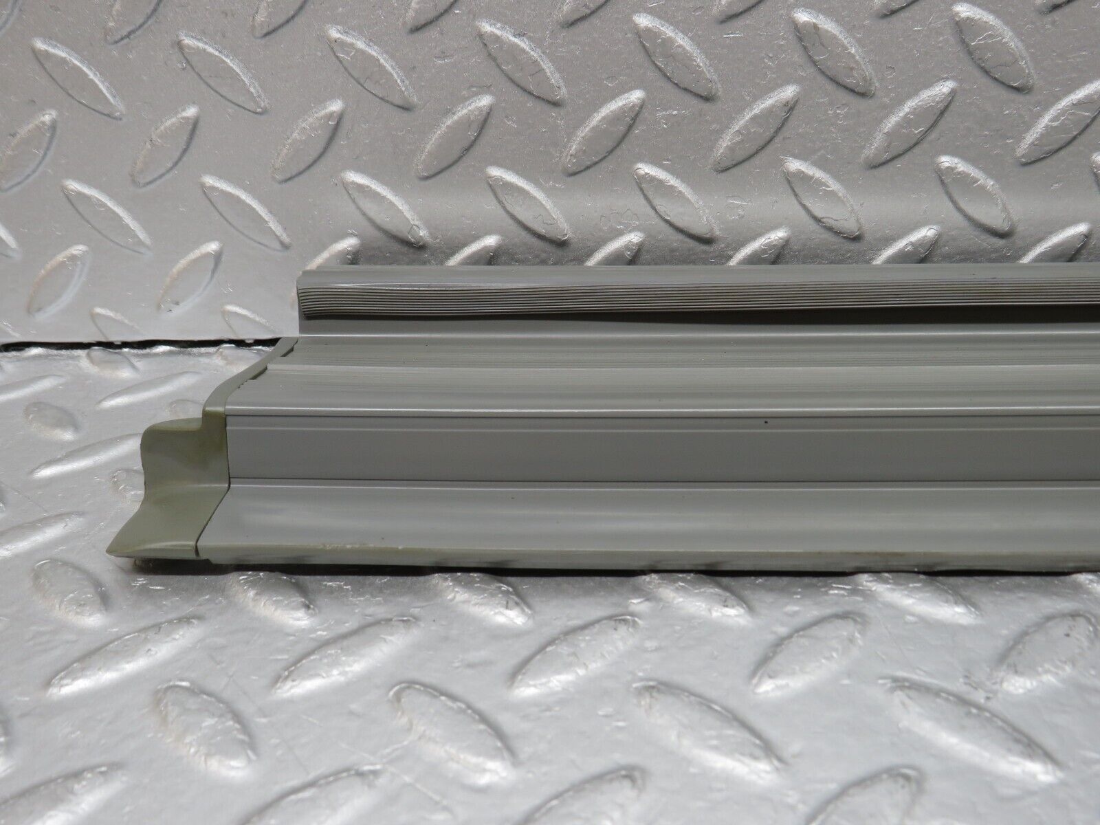 35992 Mercedes-Benz W126 420SE Rear Left Door Sill Trim Grey