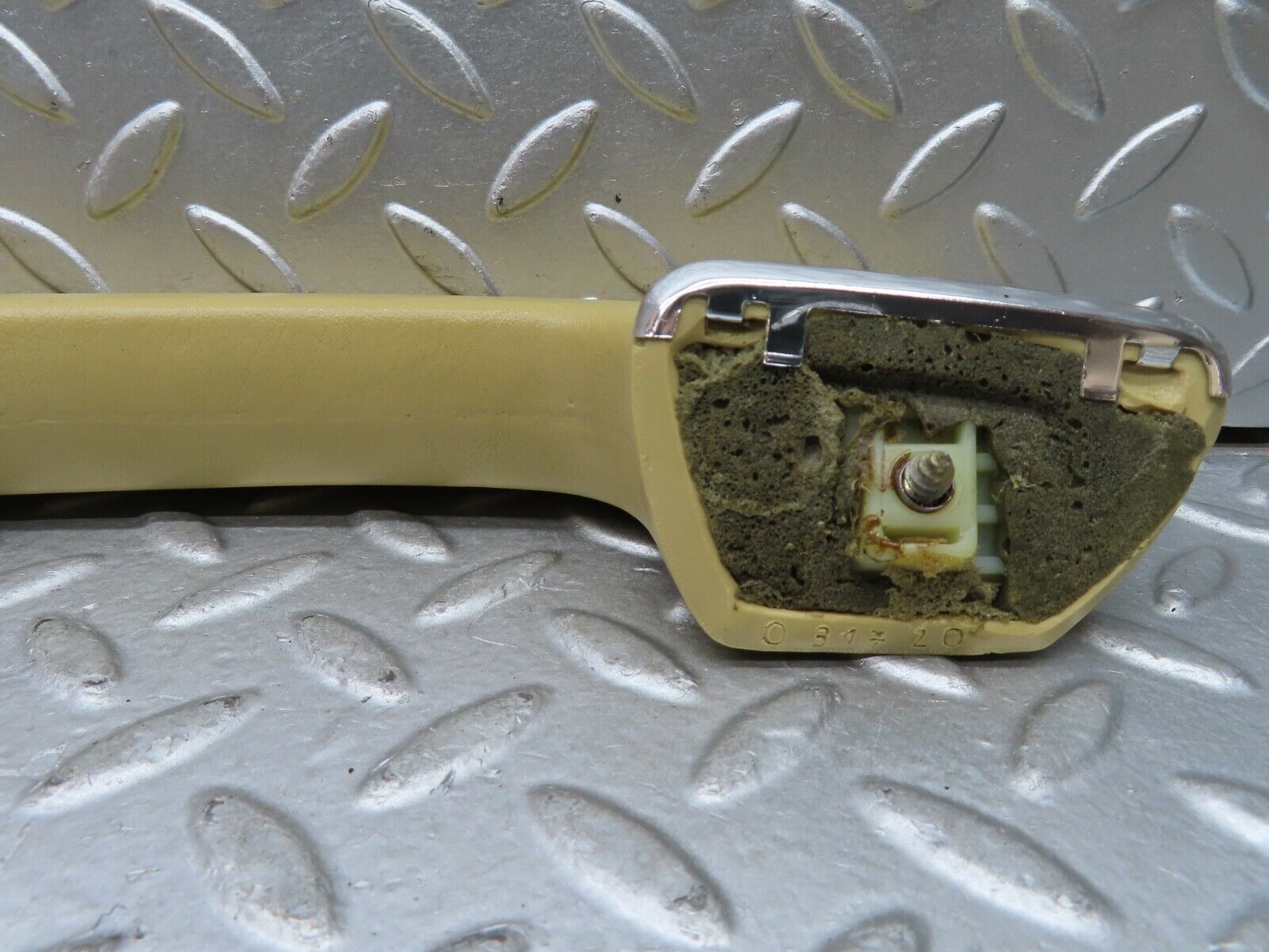 21029 Mercedes-Benz W123 230E Interior Door Handle Right Side Beige 1239702001