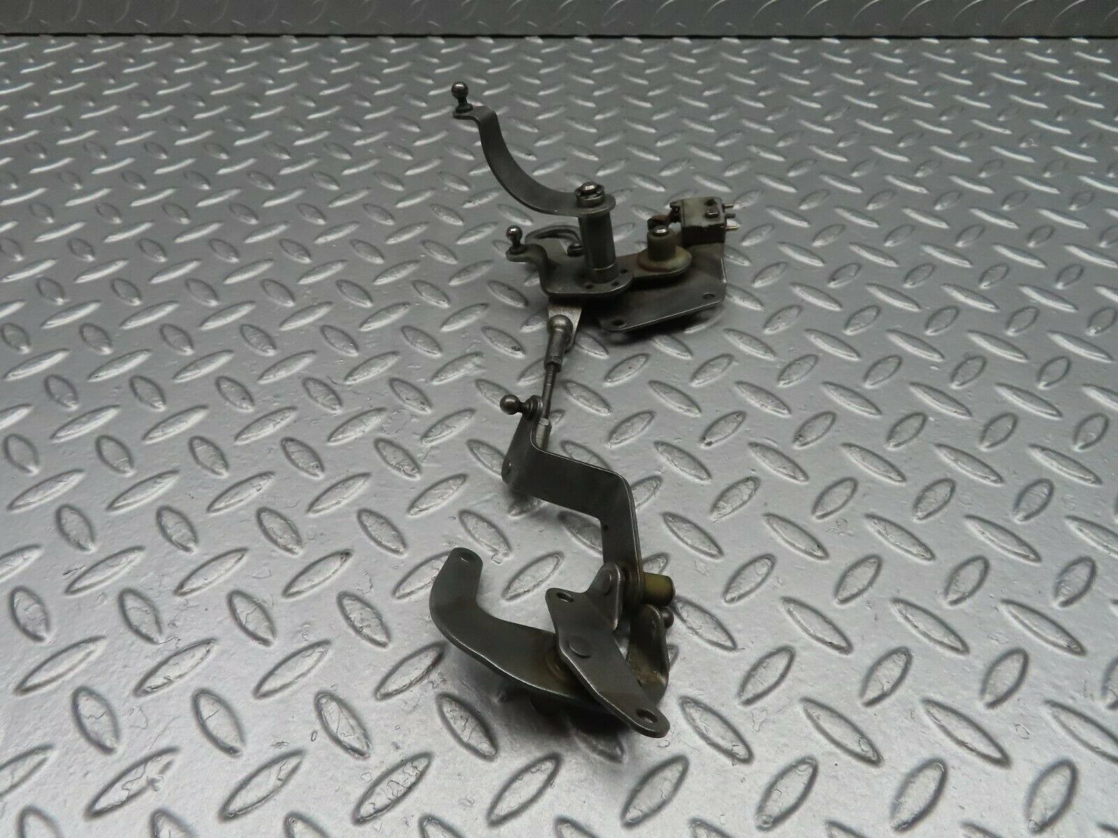 10147 Mercedes-Benz C123 230CE Coupe Throttle Linkage