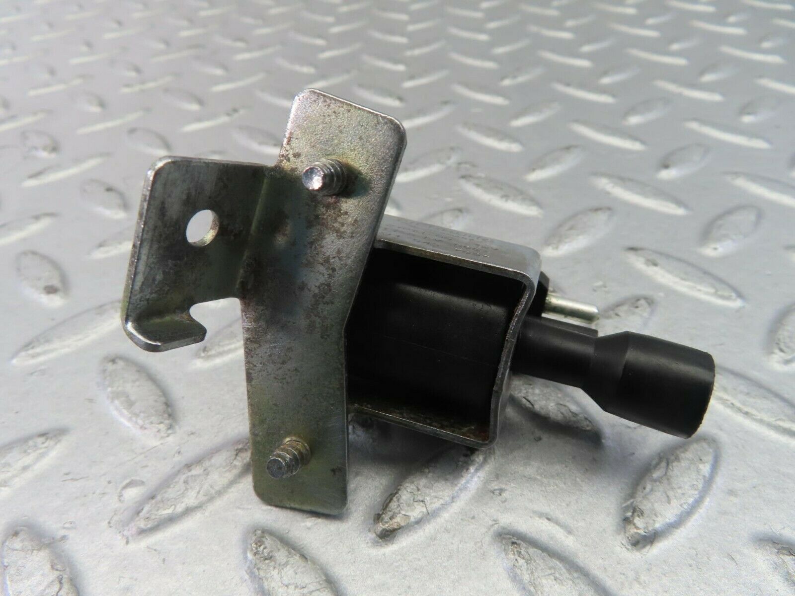 10393 Mercedes-Benz W201 190E Vacuum Control Valve Pierburg 0015407097