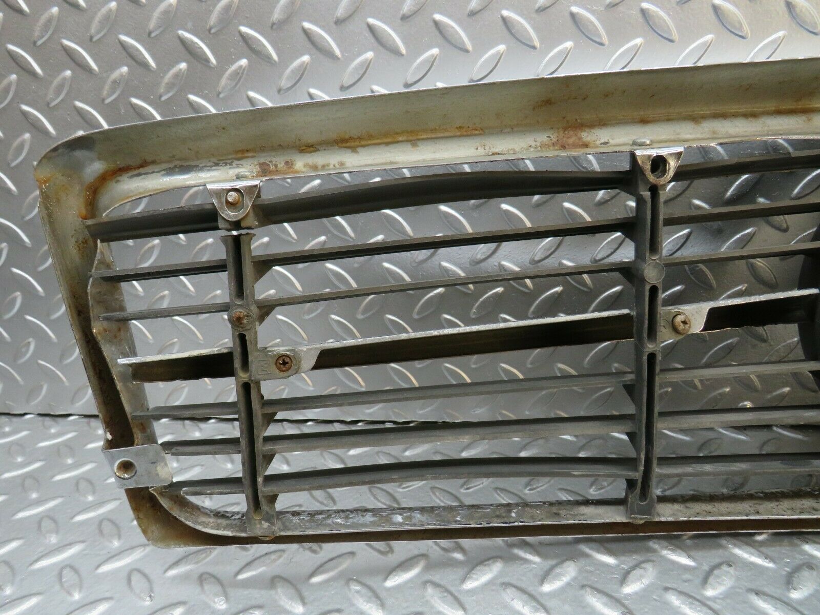 22852 Mercedes-Benz C107 450SLC Coupe Bonnet Grill 1078881523