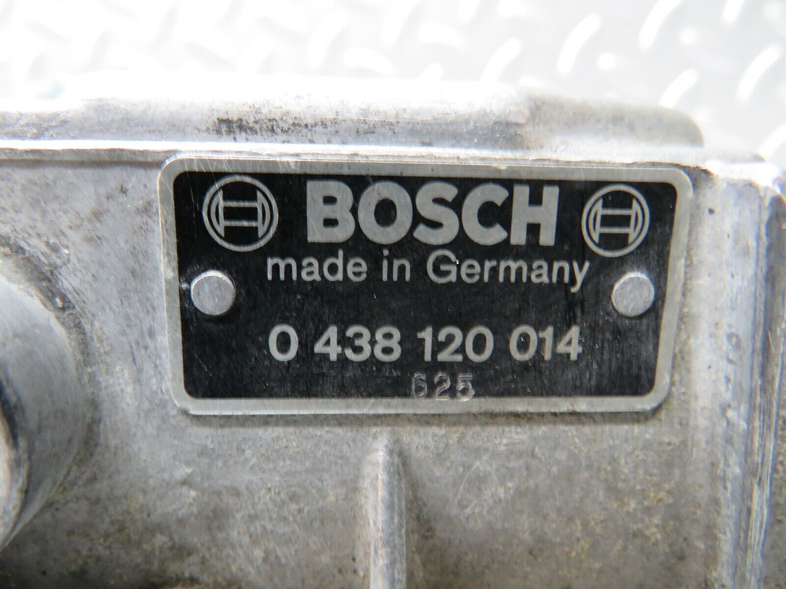 21824 Mercedes-Benz W123 Air Flow Mass Meter Sensor Bosch 1101410590