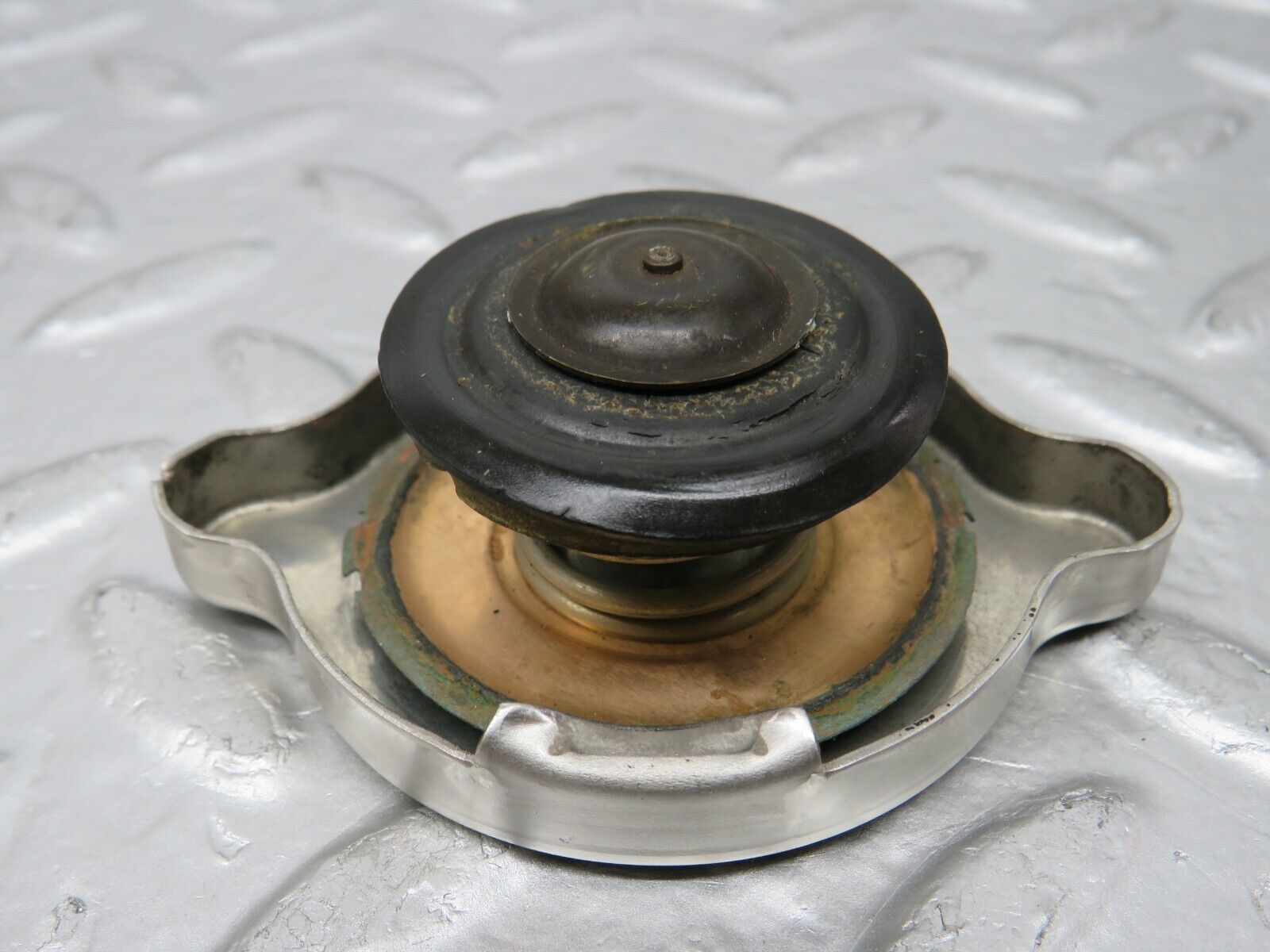 25581 Mercedes-Benz W123 200 Radiator Cap 1235010015