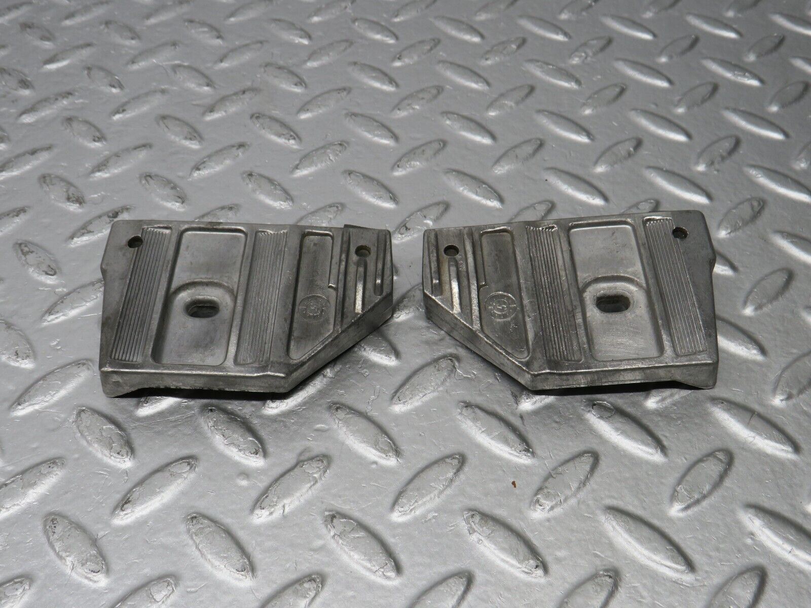 39728 Mercedes-Benz R129 320SL Coupe Door Window Guide Bracket 1247250132 1247250232