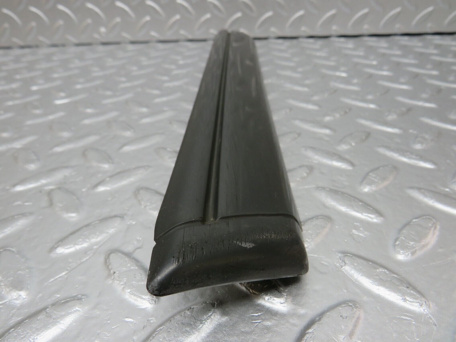 33997 Mercedes-Benz W124 260E Front Left Fender Wing Centre Moulding Trim