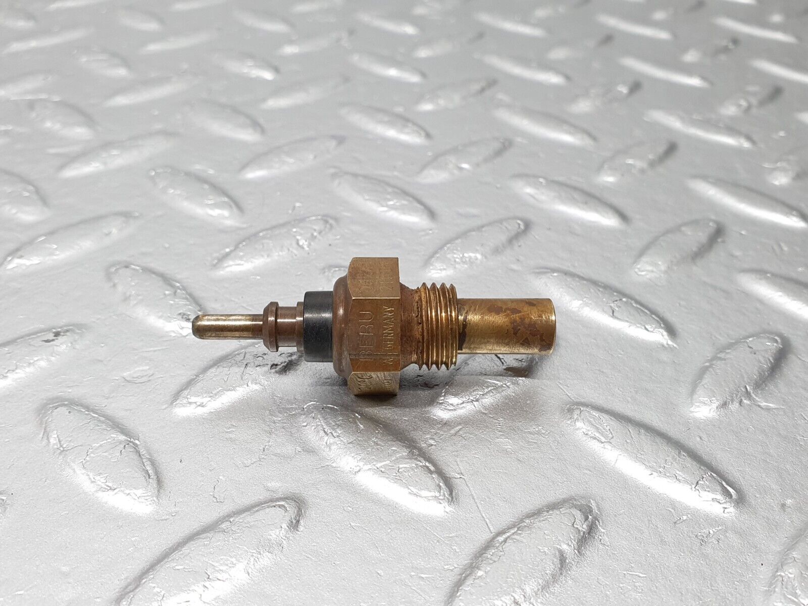 40860 Mercedes-Benz W123 300D Coolant Temperature Sensor Beru 0055422617