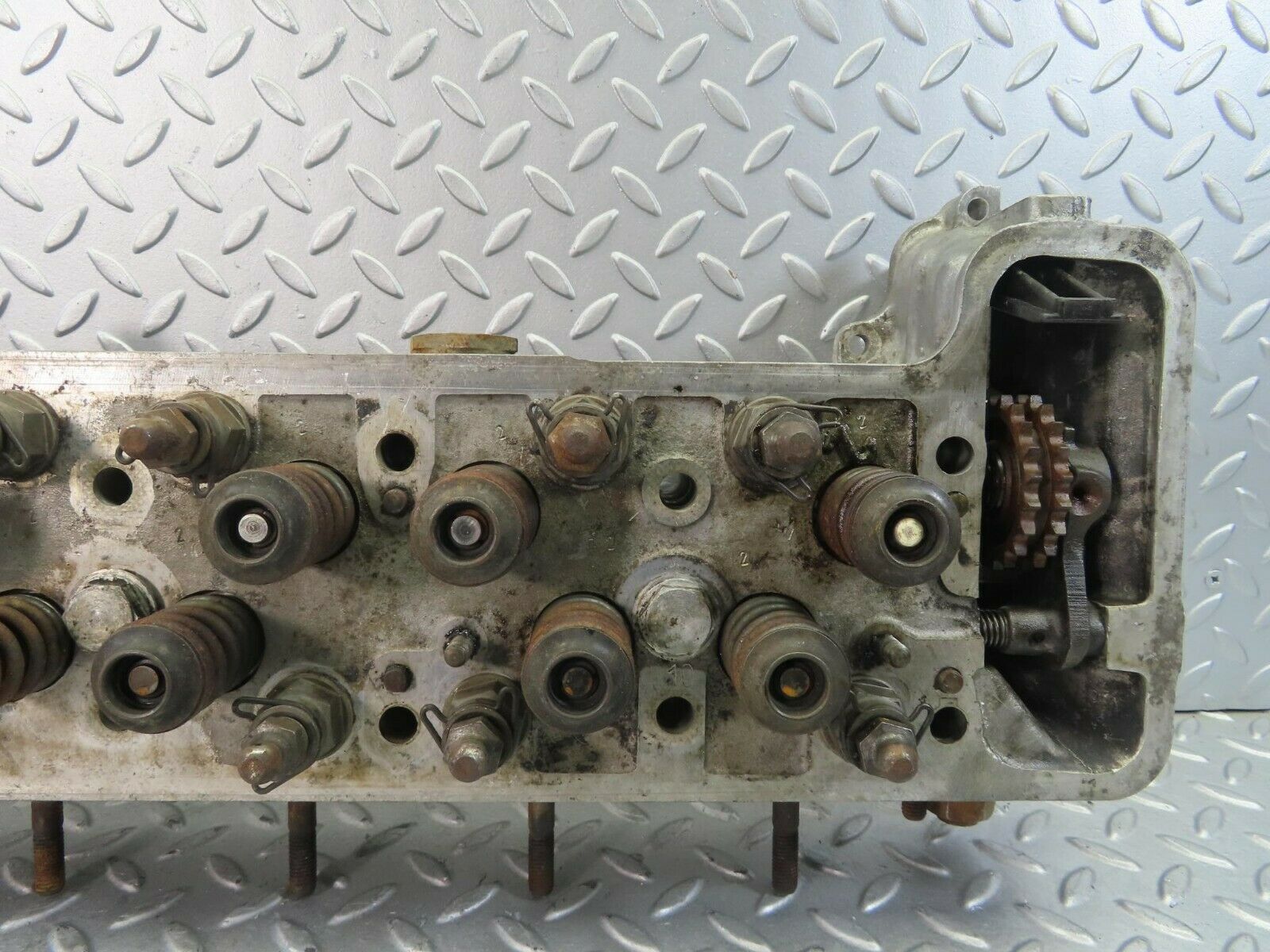 8689 Mercedes-Benz W108 Cylinder Head 1300161201