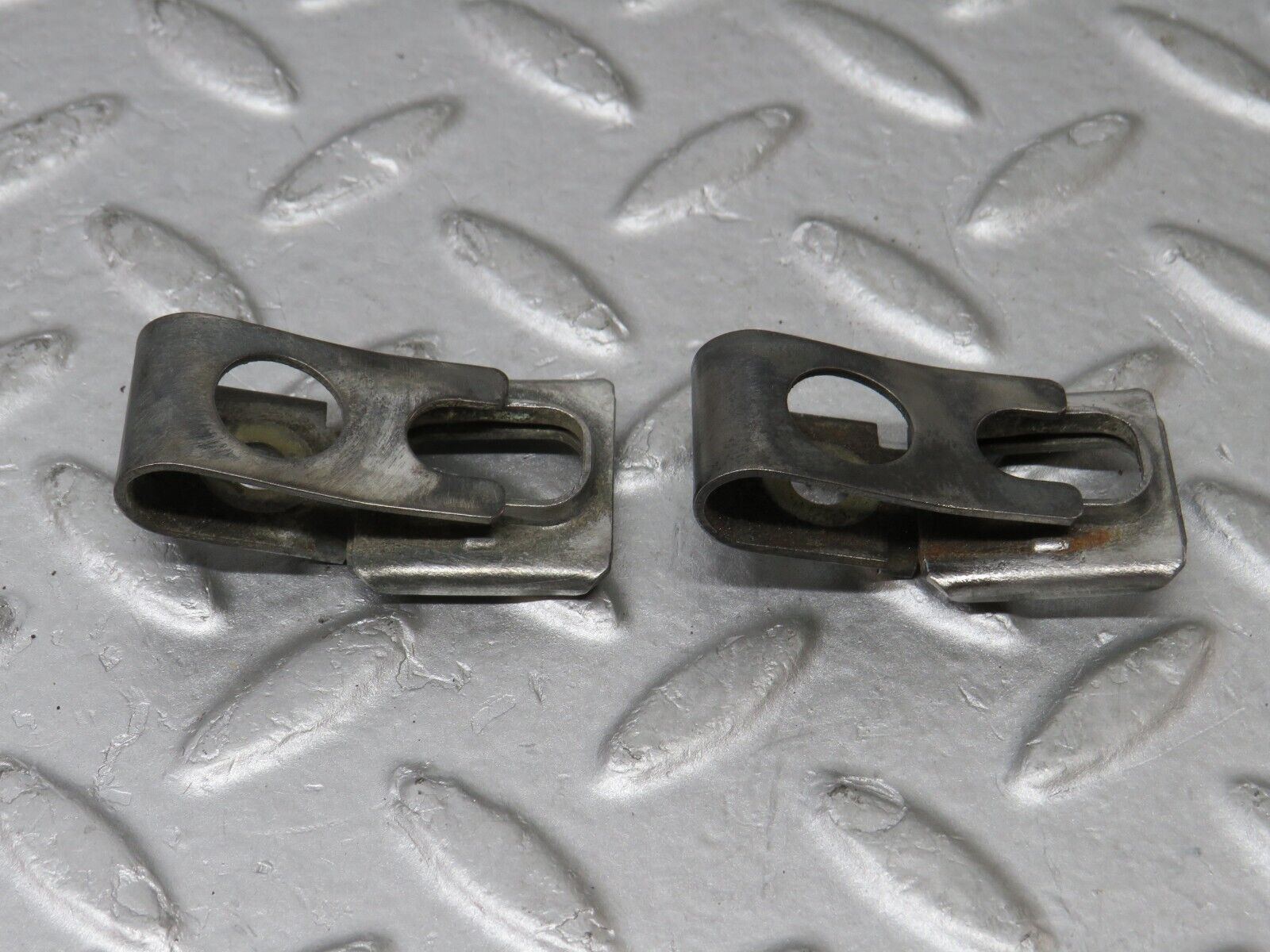 36244 Mercedes-Benz W126 420SE Fuel Injector Bracket 2x