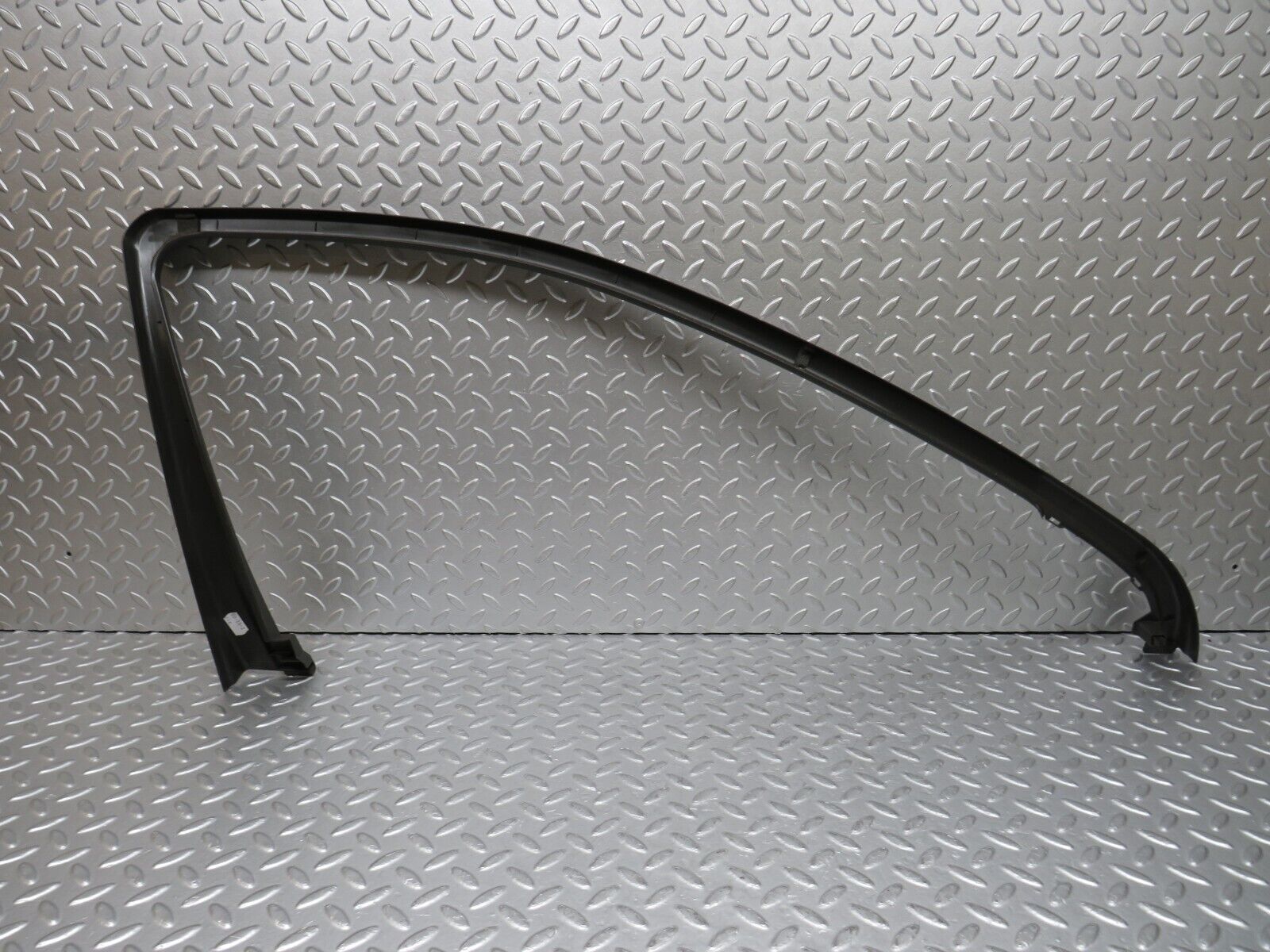 35285 Mercedes-Benz W221 Front Right Door Window Frame Trim 2217250271