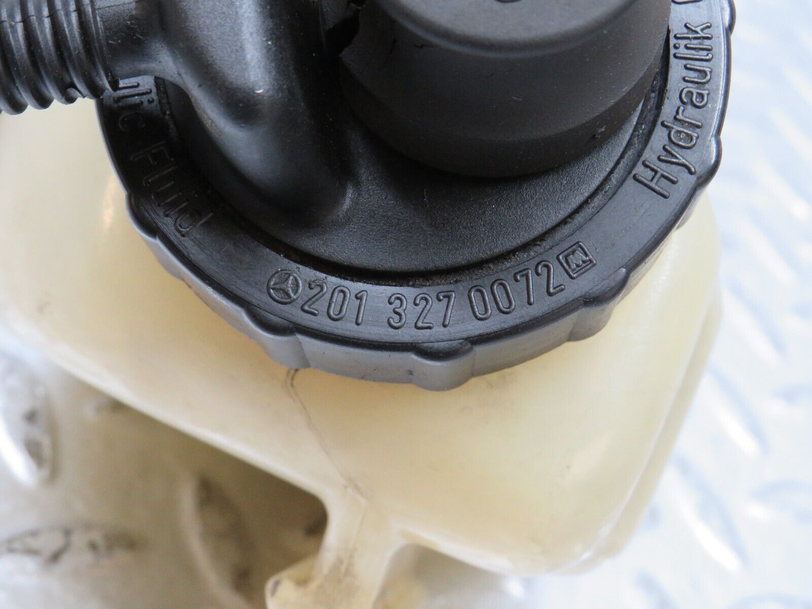 31298 Mercedes-Benz S124 220TE Hydraulic Suspension Fluid Reservoir 0009899103