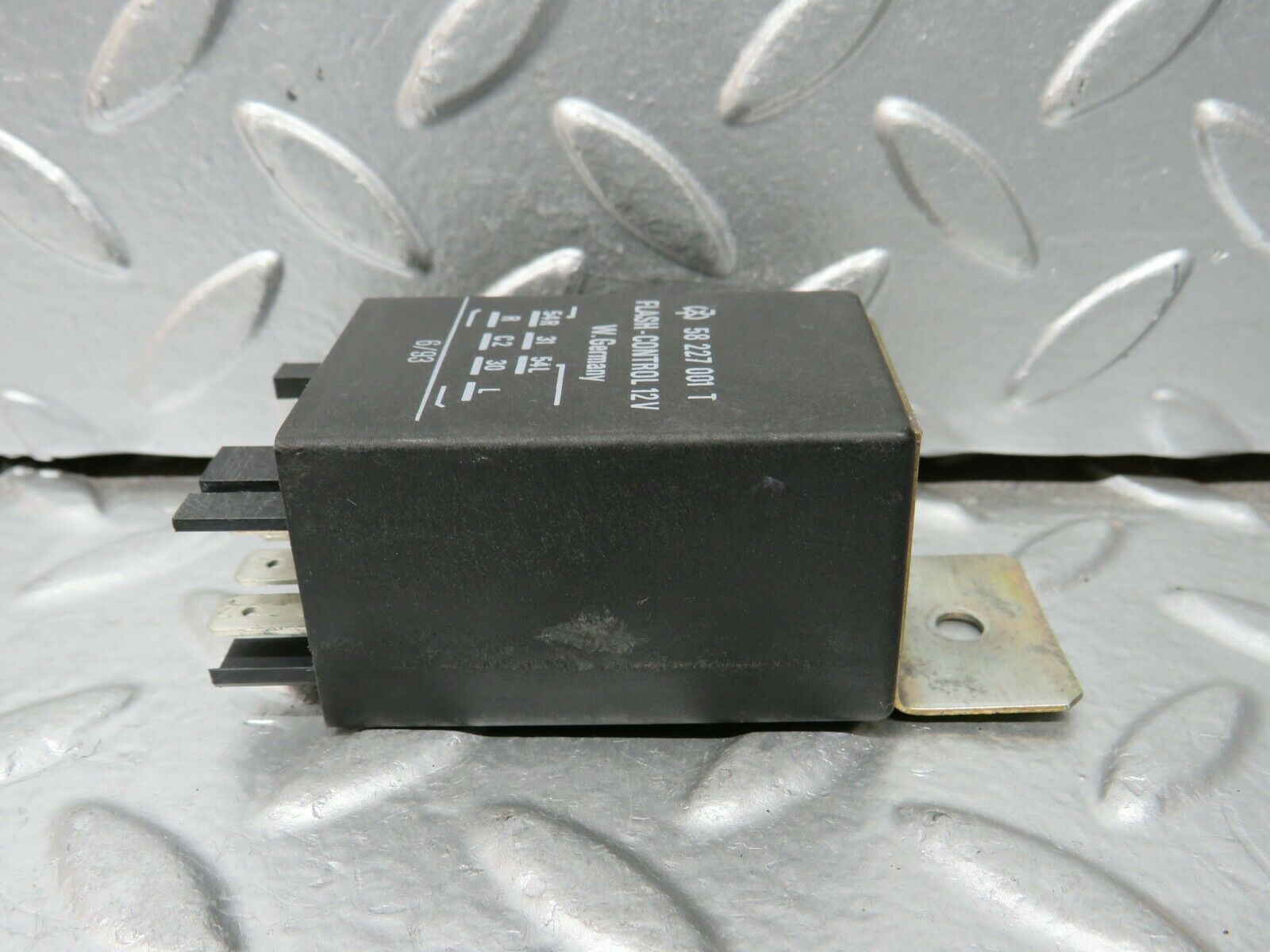 24299 Mercedes-Benz S124 220TE Wagon Flash Control Relay 58227001