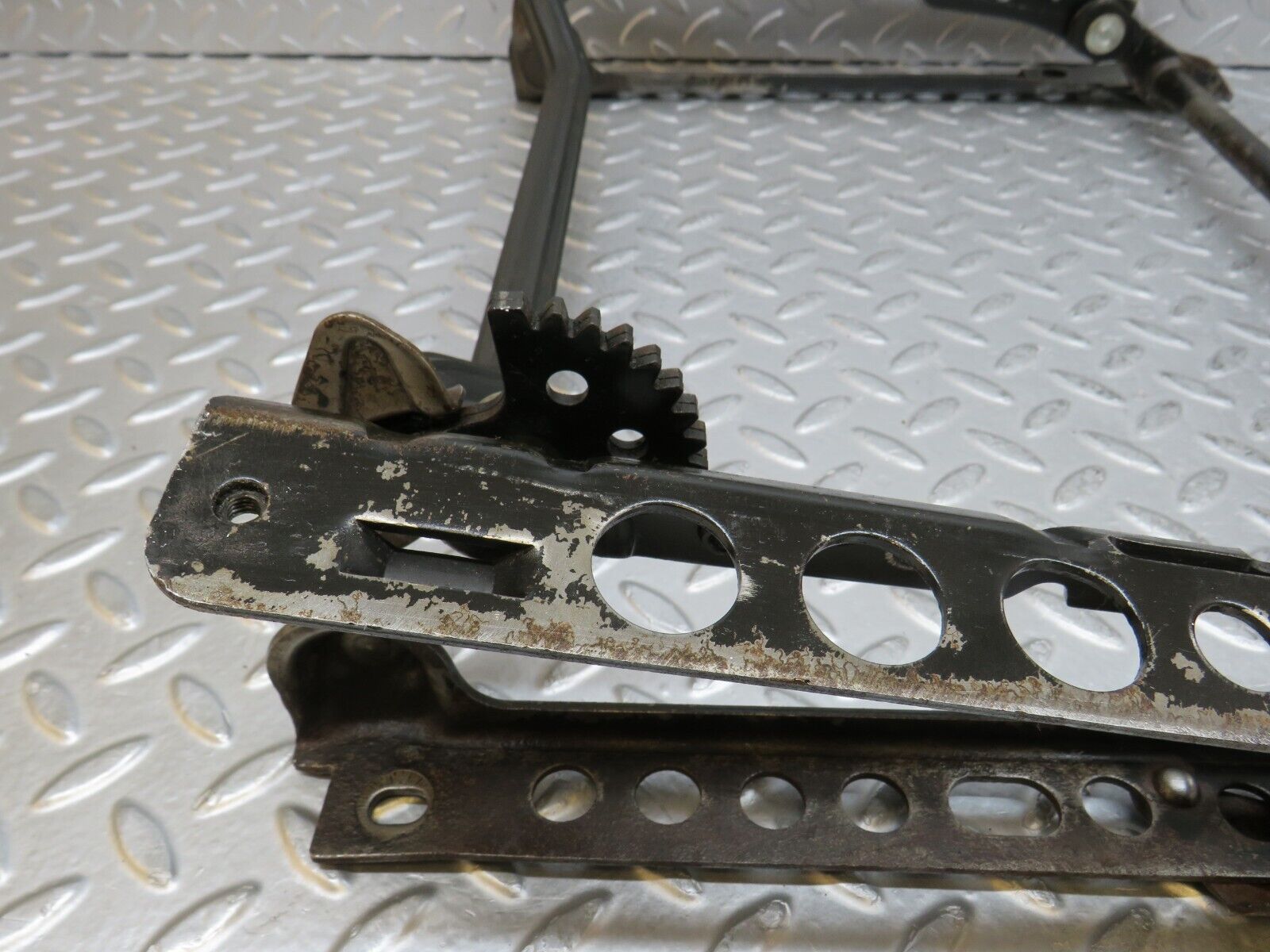 37157 Mercedes-Benz C126 420SEC Coupe Front Left Electric Seat Sliding Mechanism