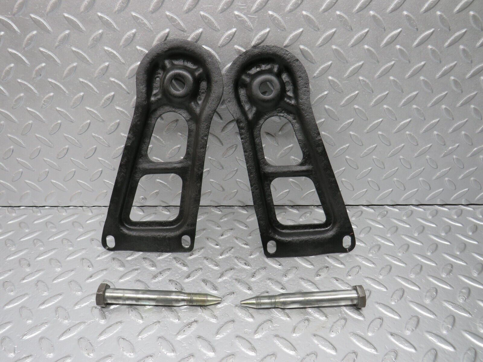 40543 Mercedes-Benz W123 300D Rear Suspension Axle Mounting Bracket