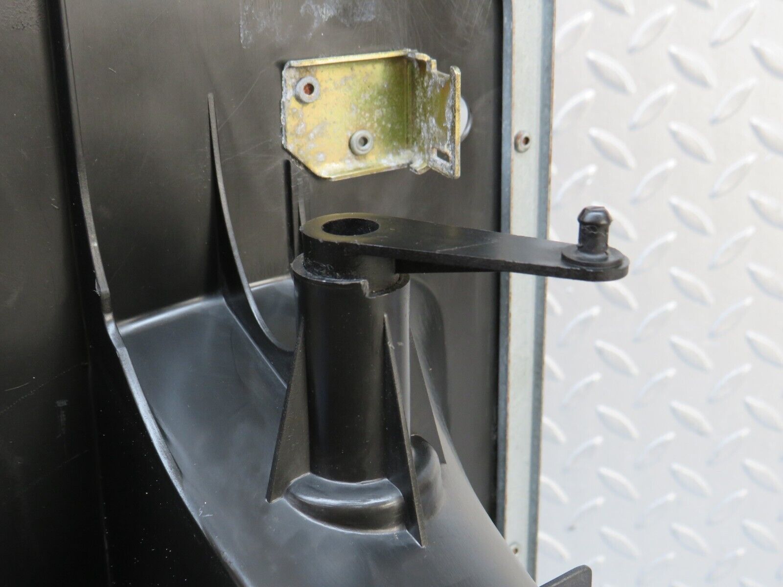 36477 Mercedes-Benz W201 190E 2.0L Heater Blower Housing Behr 91.484.52.017