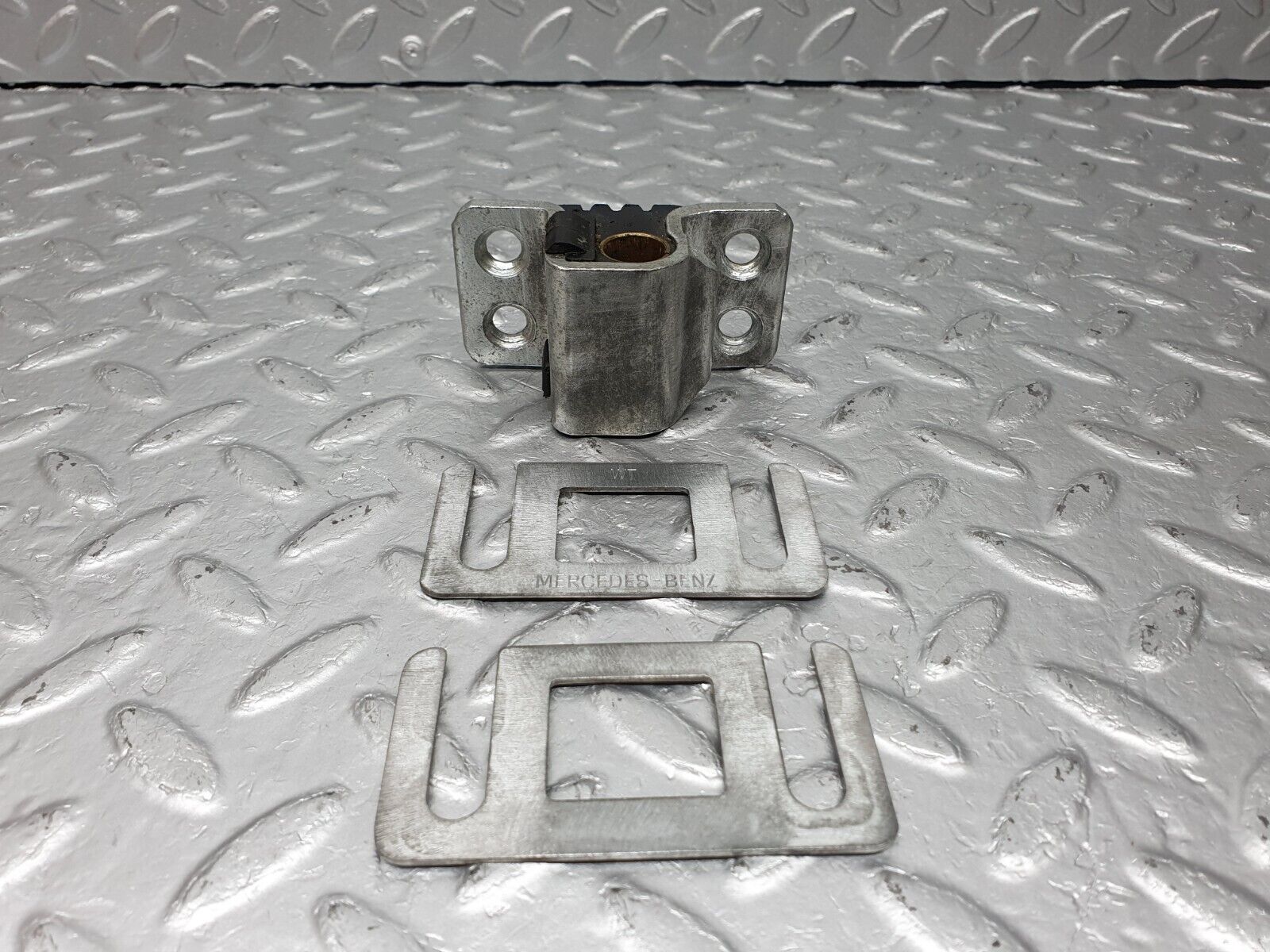 40916 Mercedes-Benz W126 300SE Door Lock Latch Right Side