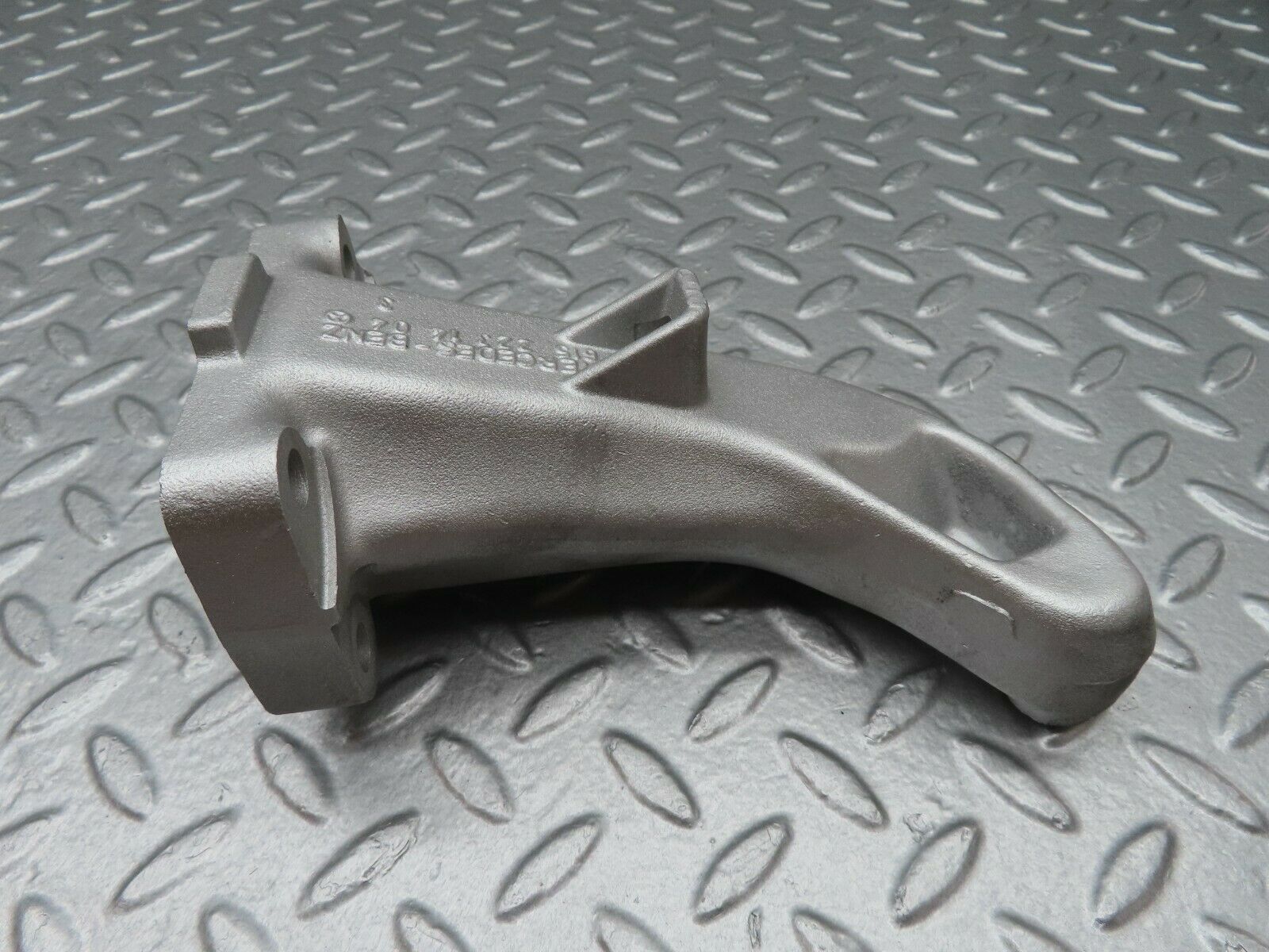 17982 Mercedes-Benz W123 200 Engine Mount Bracket Left Side 6152231324