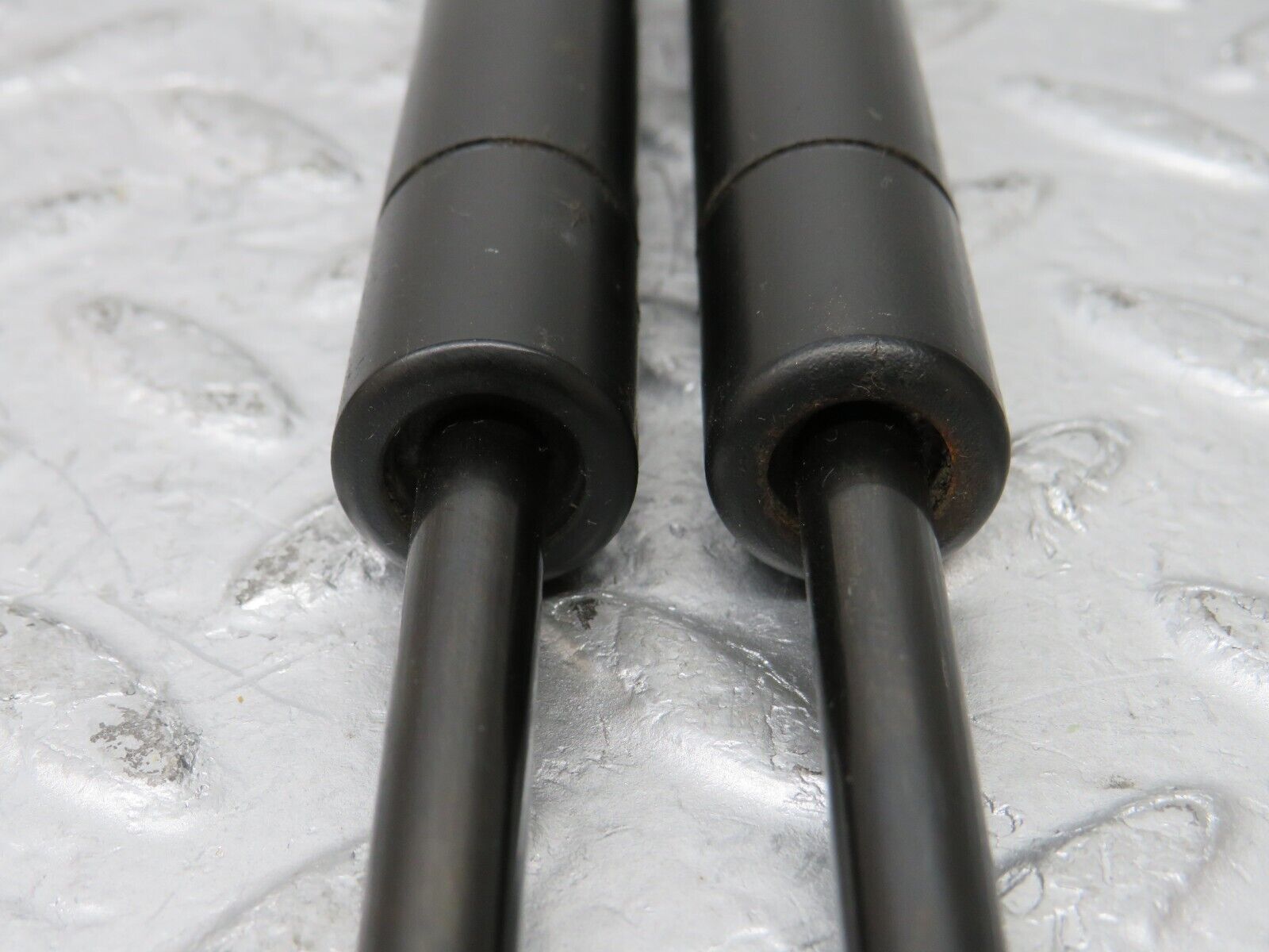 35032 Mercedes-Benz W210 320E Bonnet Gas Strut 2x 2108800429