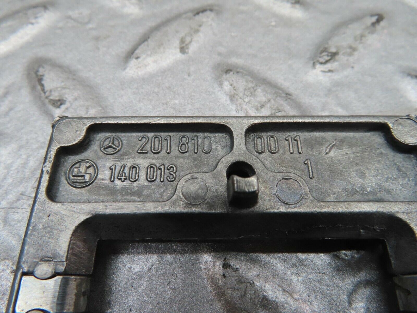 16402 Mercedes-Benz W124 260E Rear View Mirror Mount Bracket 2018100011