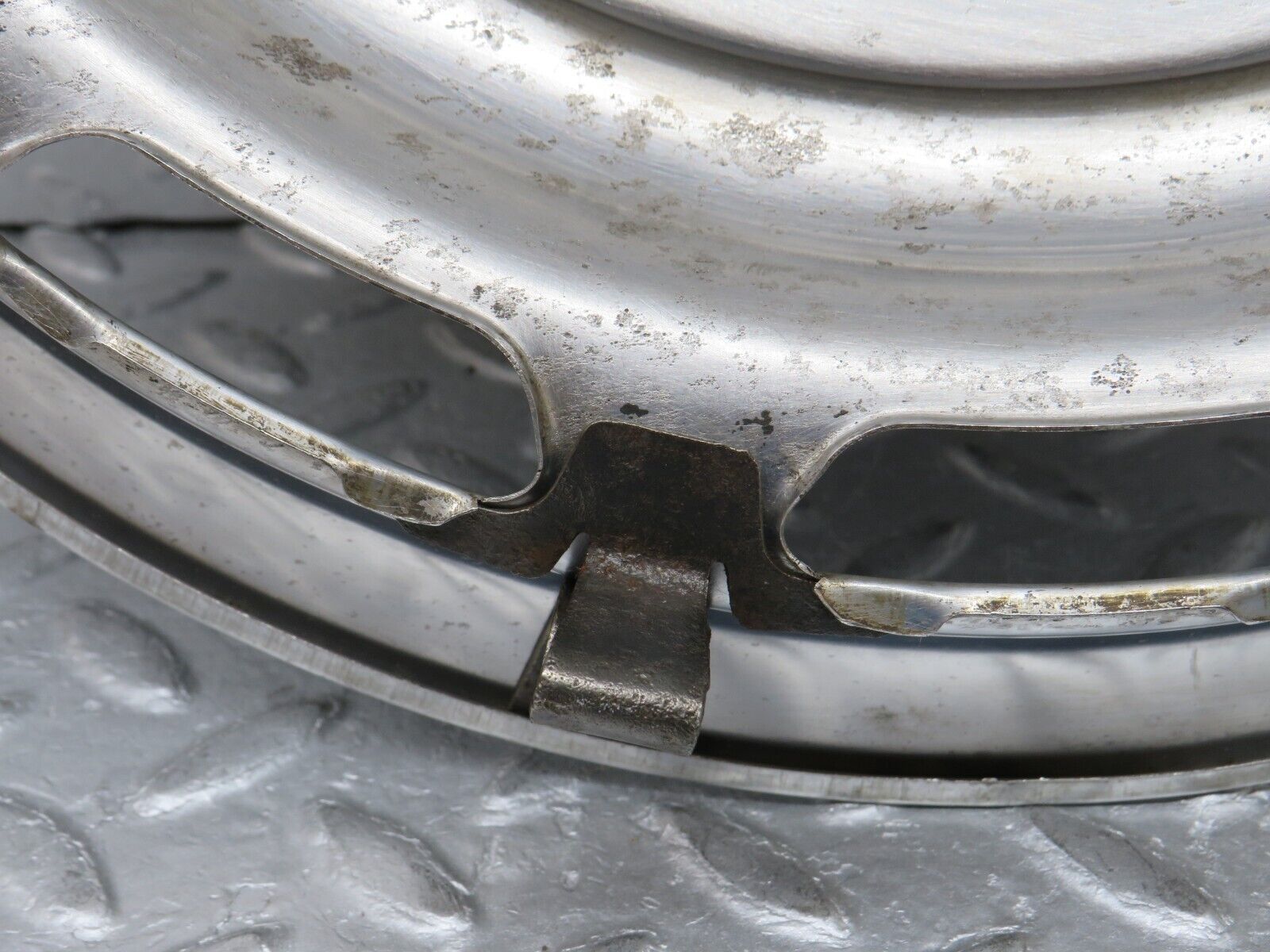 37465 Mercedes-Benz W109 300SEL Wheel Hub Cap 14"