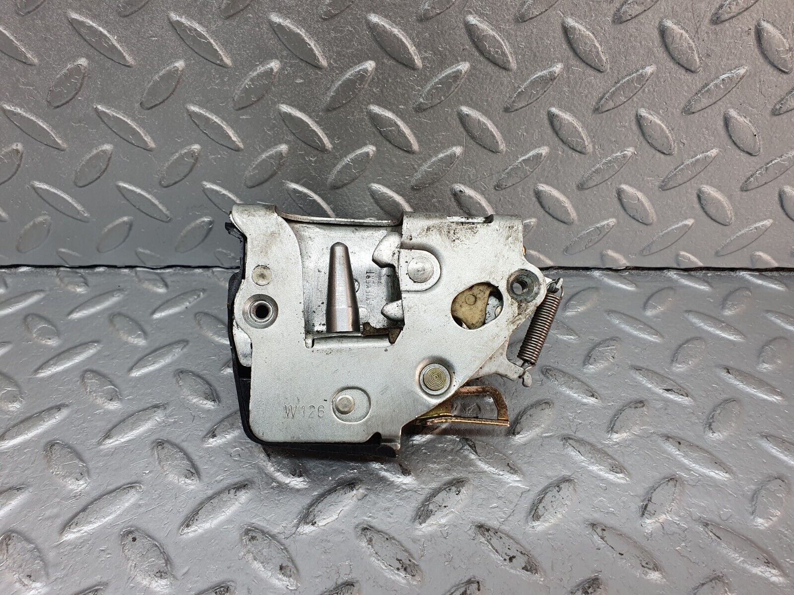 41072 Mercedes-Benz W126 300SE Front Left Door Lock Mechanism 1237230108