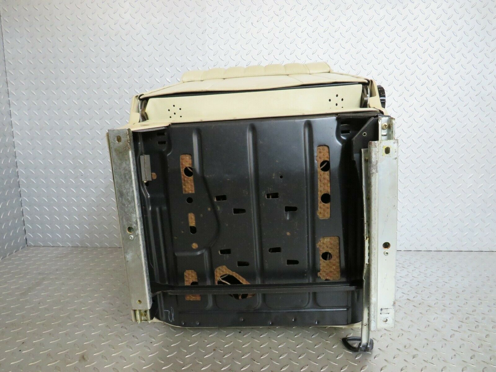 23428 Mercedes-Benz W114 280E Front Left Seat Cream Leather