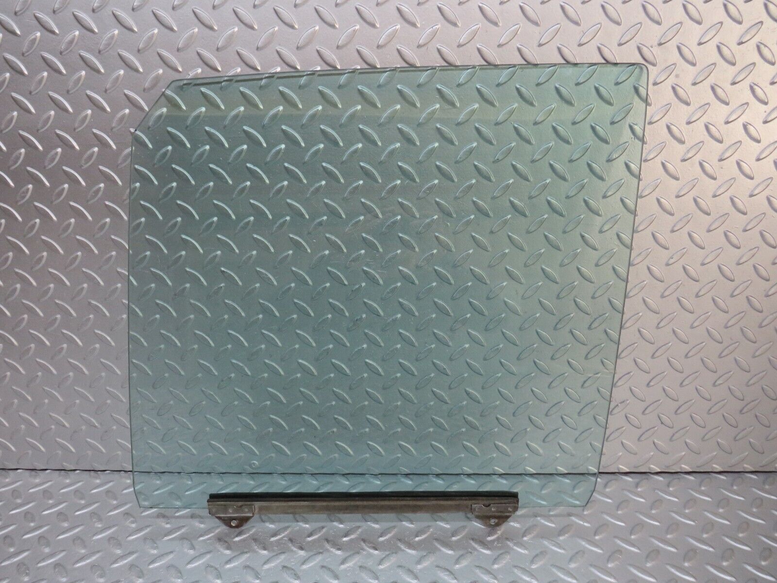 37514 Mercedes-Benz W109 300SEL Front Left Door Window Glass