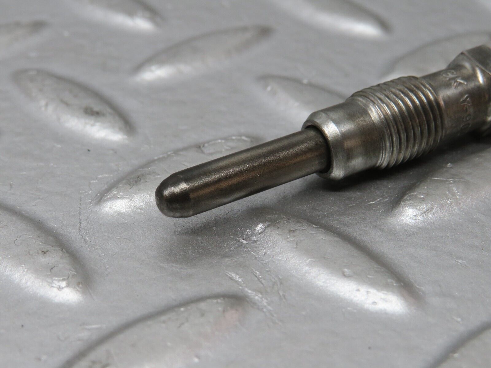 32894 Mercedes-Benz W123 300D Glow Plug Bosch Y-902R 046