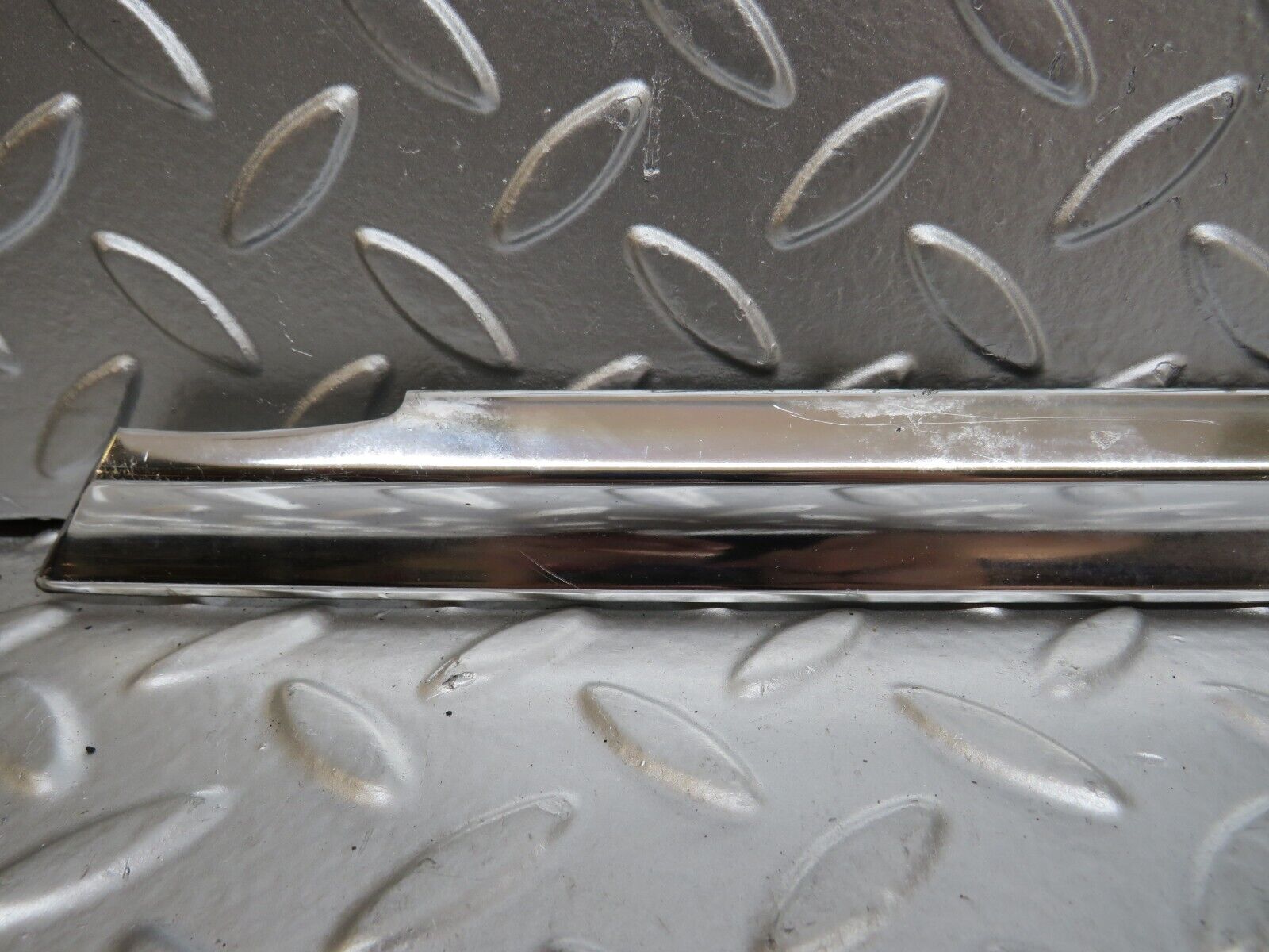 26406 Mercedes-Benz W116 450SE Front Left Door Chrome Trim